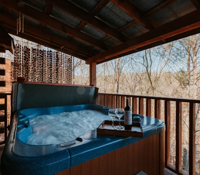 Serene Cabin, Sleeps 4・Screened Porch・Games・Grill