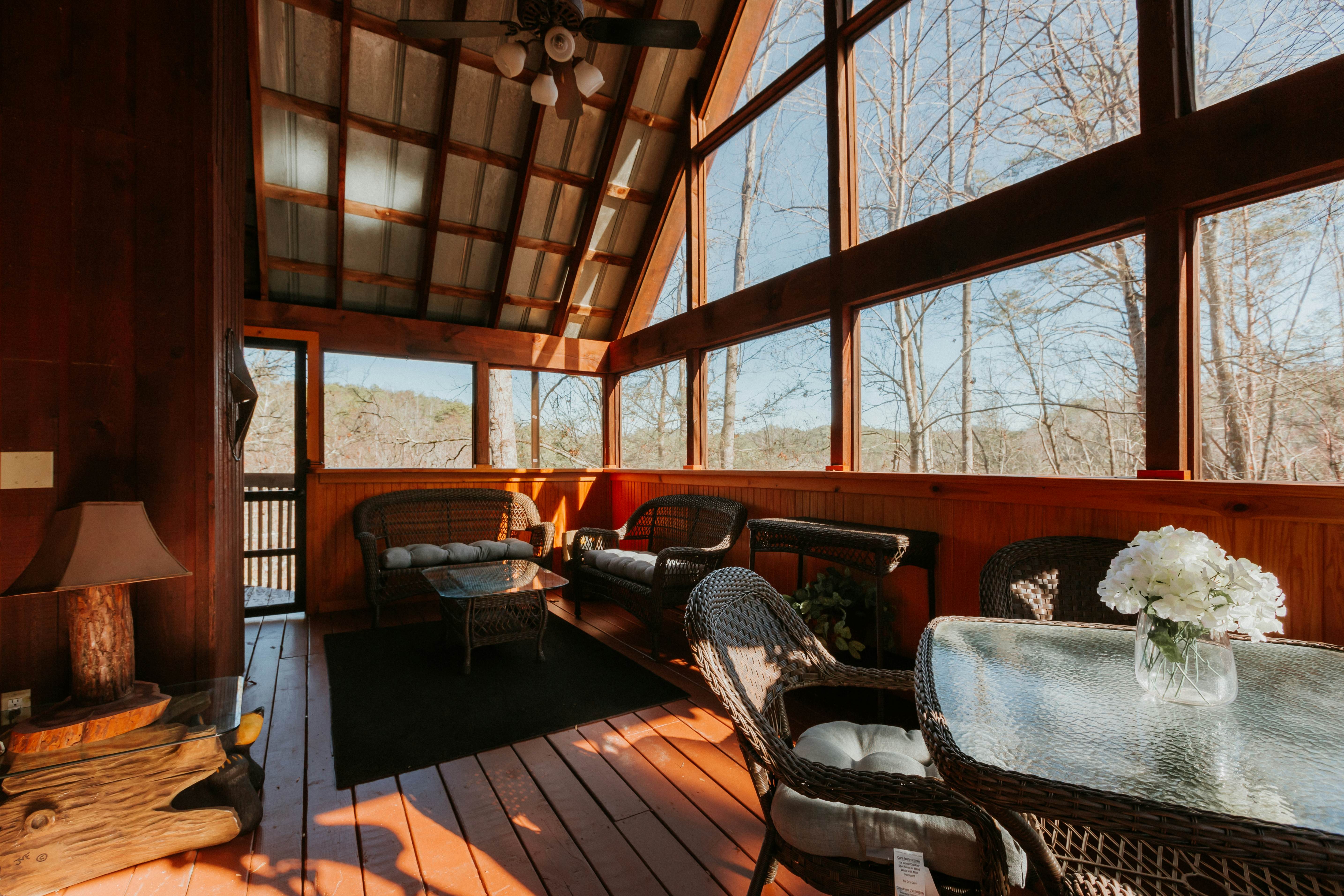 Serene Cabin, Sleeps 4・Screened Porch・Games・Grill