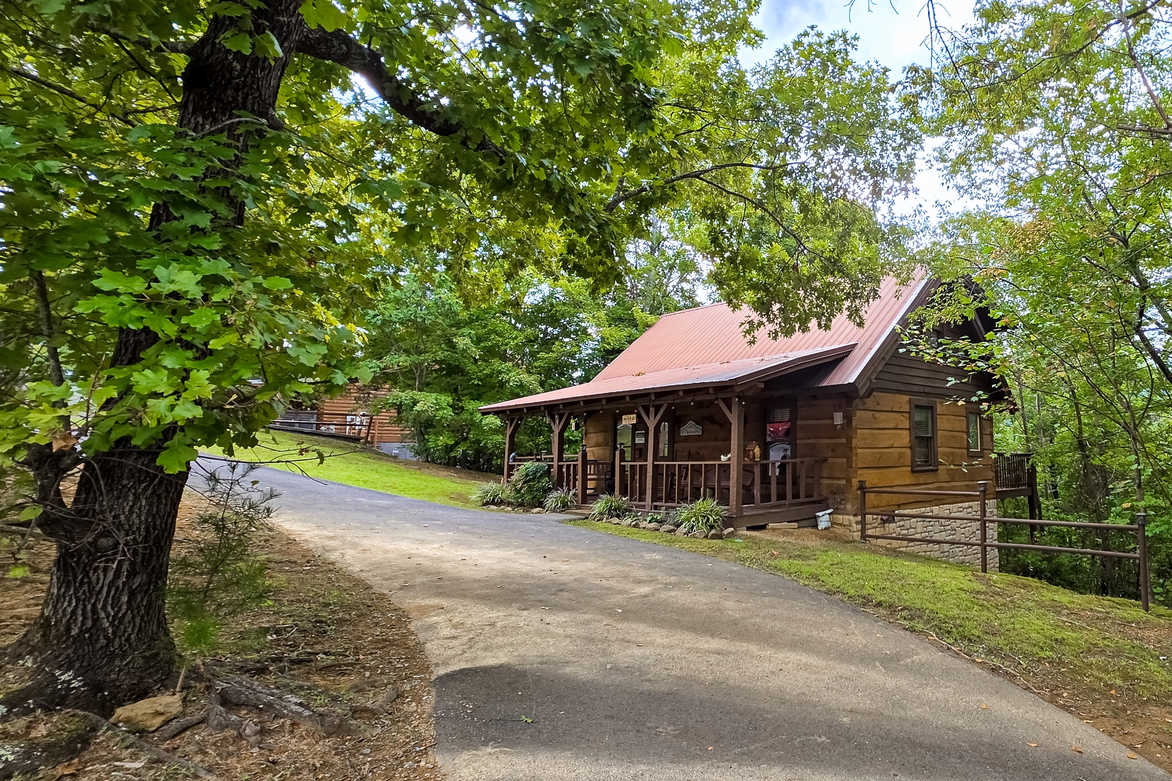 Charming Cabin W Deck, Sleeps 4, Great location, Tub
