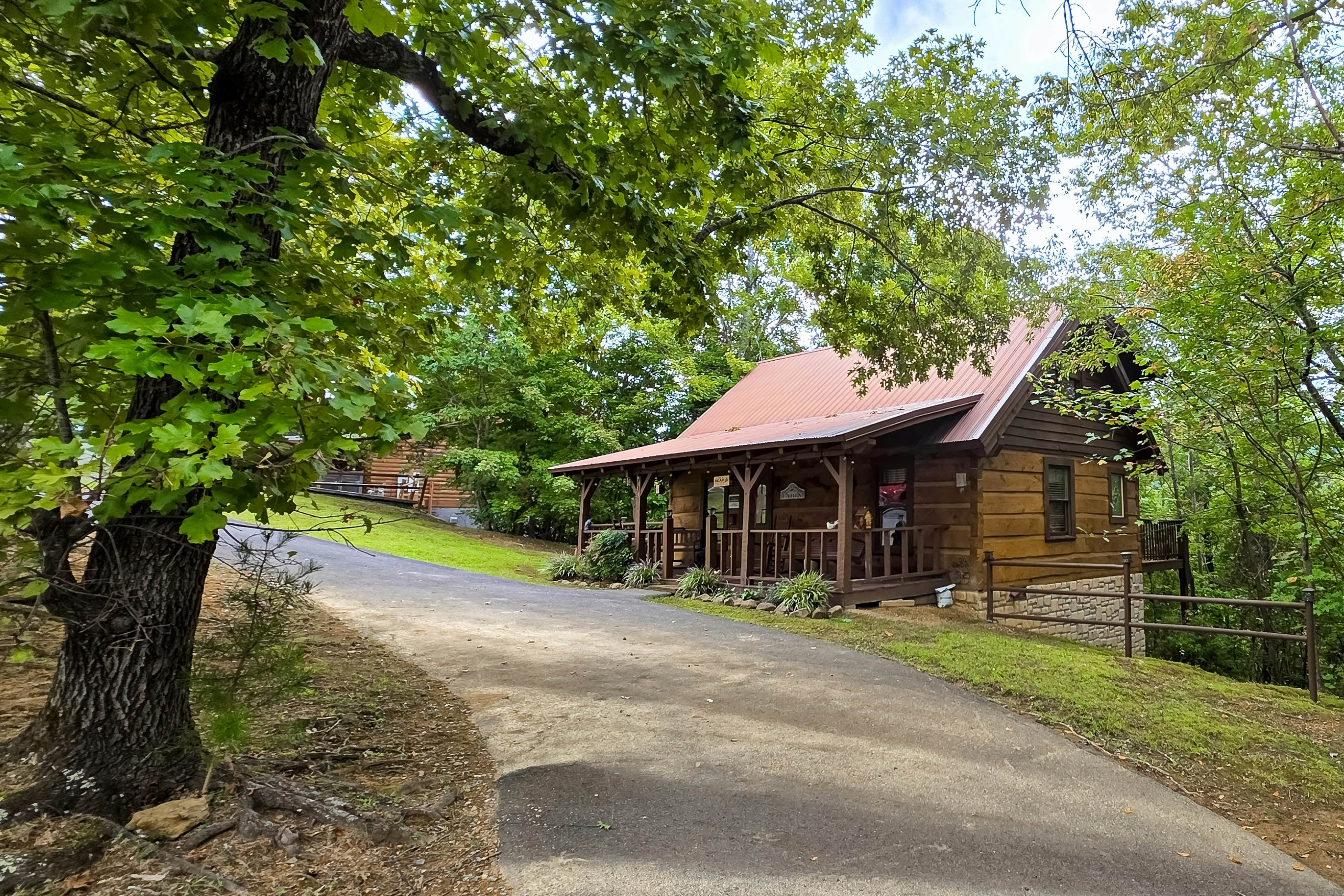 Charming Cabin W Deck, Sleeps 4・Great location・Tub