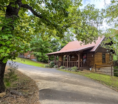 Charming Cabin W Deck, Sleeps 4, Great location, Tub