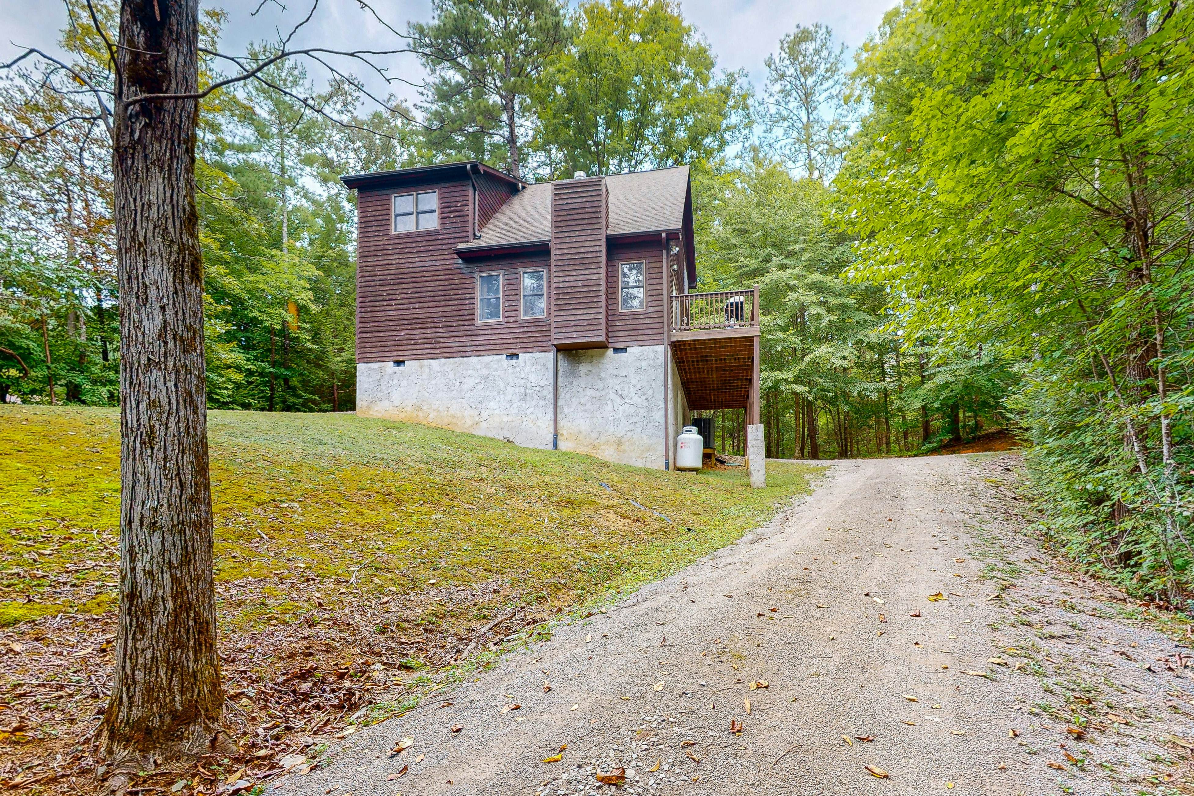 Cabin near Smokys w/ Free Attraction TIckets, pool table & mountain-view deck