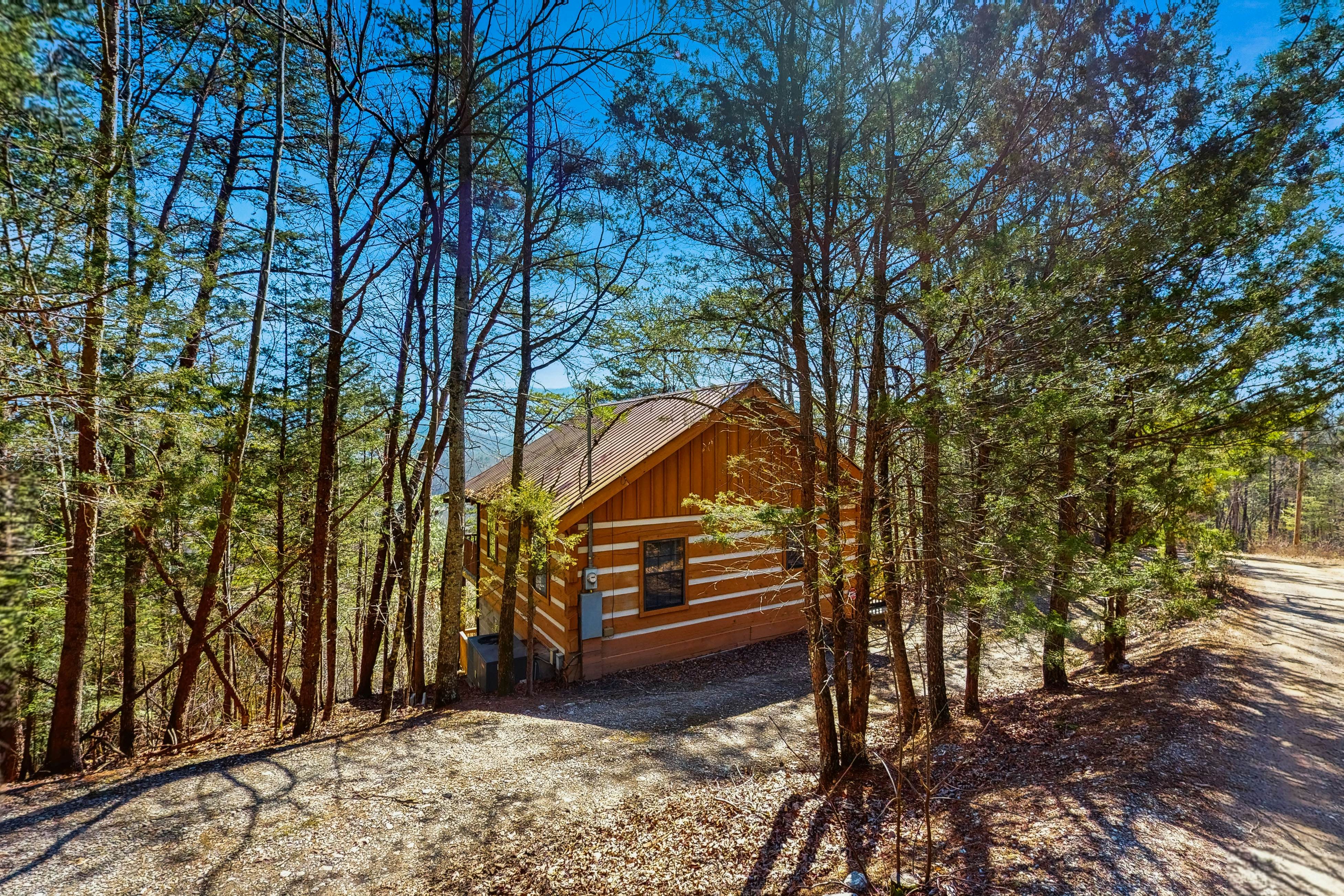 Cozy log cabin w/ Free Attraction TIckets, private hot tub, fireplace, & deck