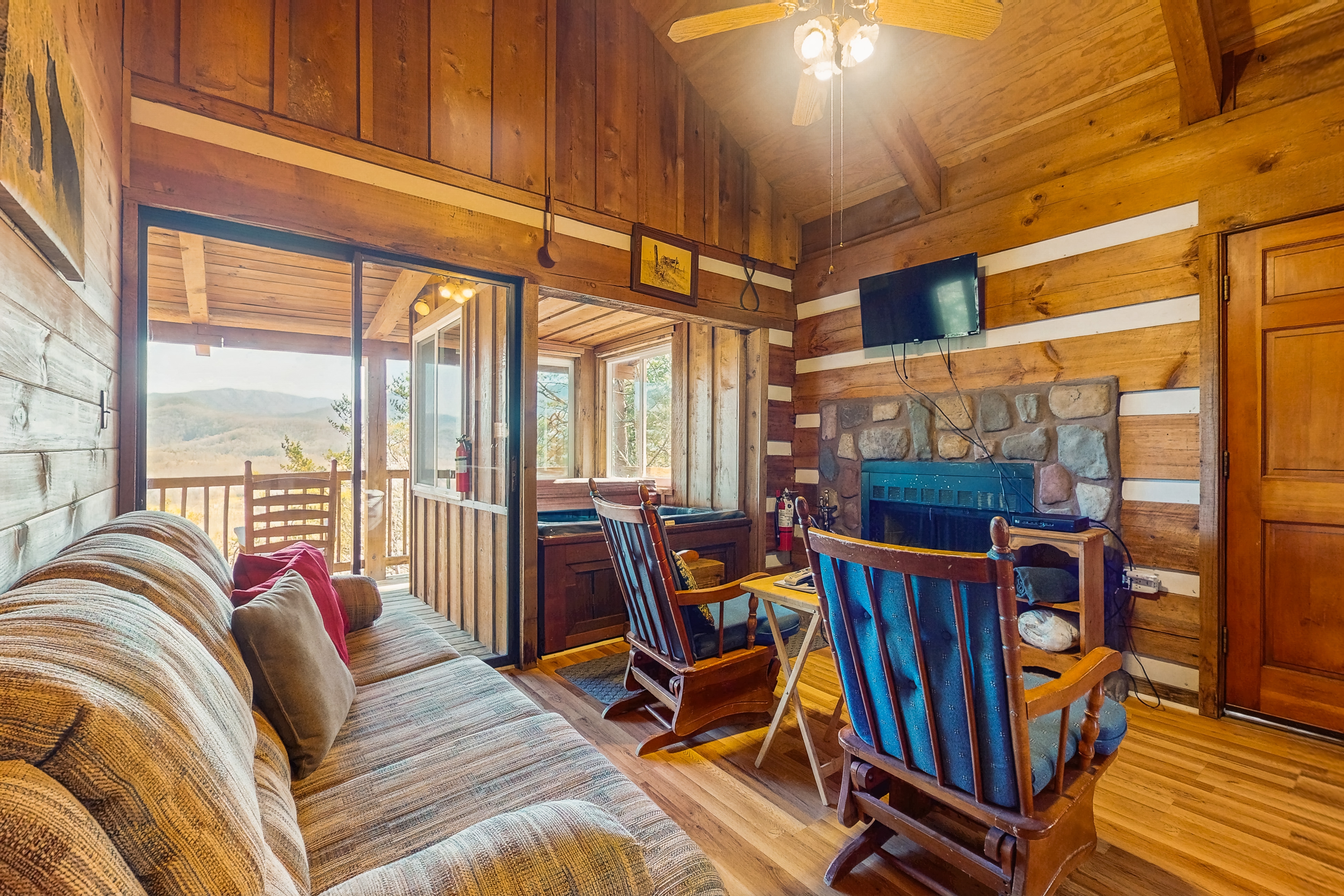 Cozy Log Cabin, Sleeps 4・Hot Tub・Deck・Fireplace