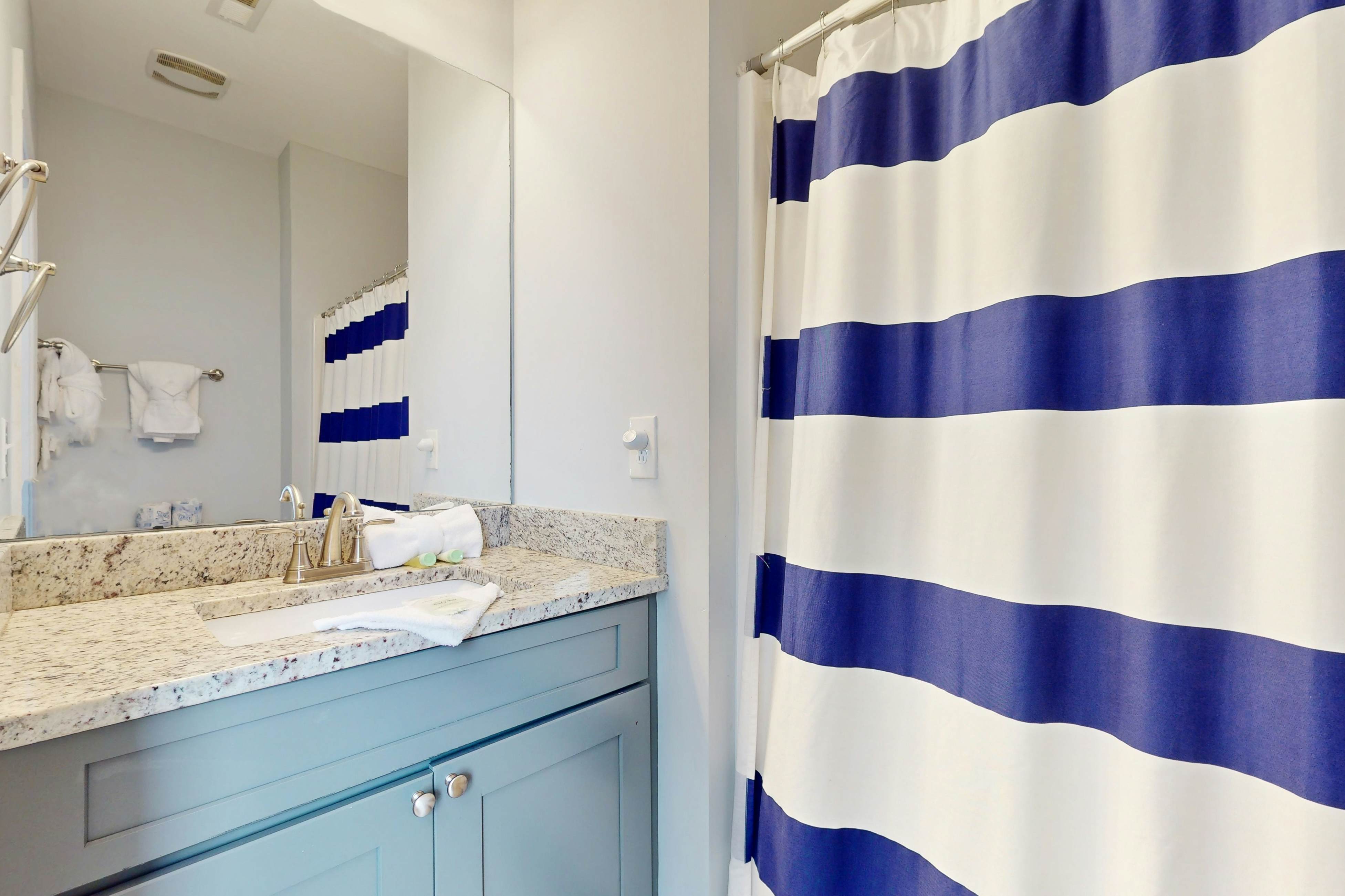 Pristine & Peaceful Condo w/ Free Attraction TIckets & Shared Pool