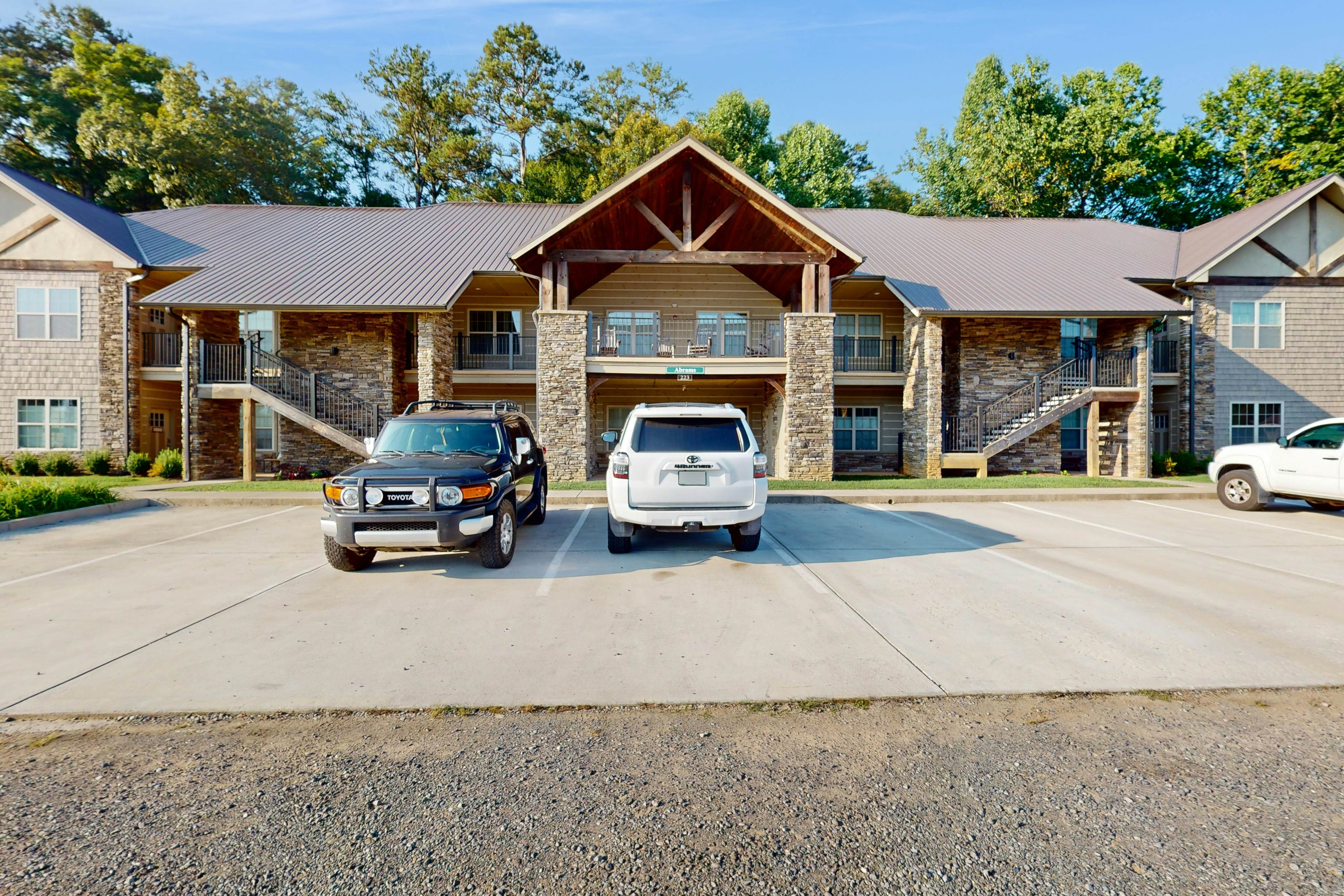 Pristine & Peaceful Condo w/ Free Attraction TIckets & Shared Pool