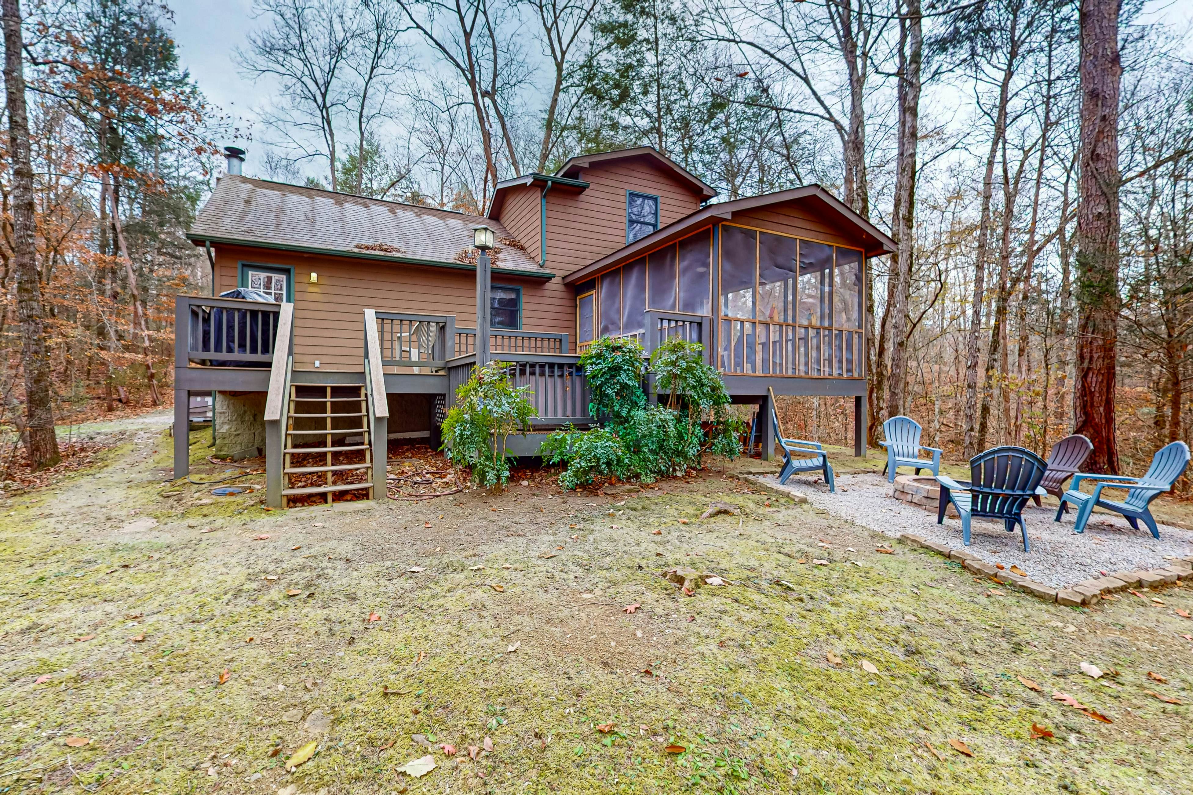 Serene cabin w/ Free Attraction Tickets, fire pit, screened porch & hot tub