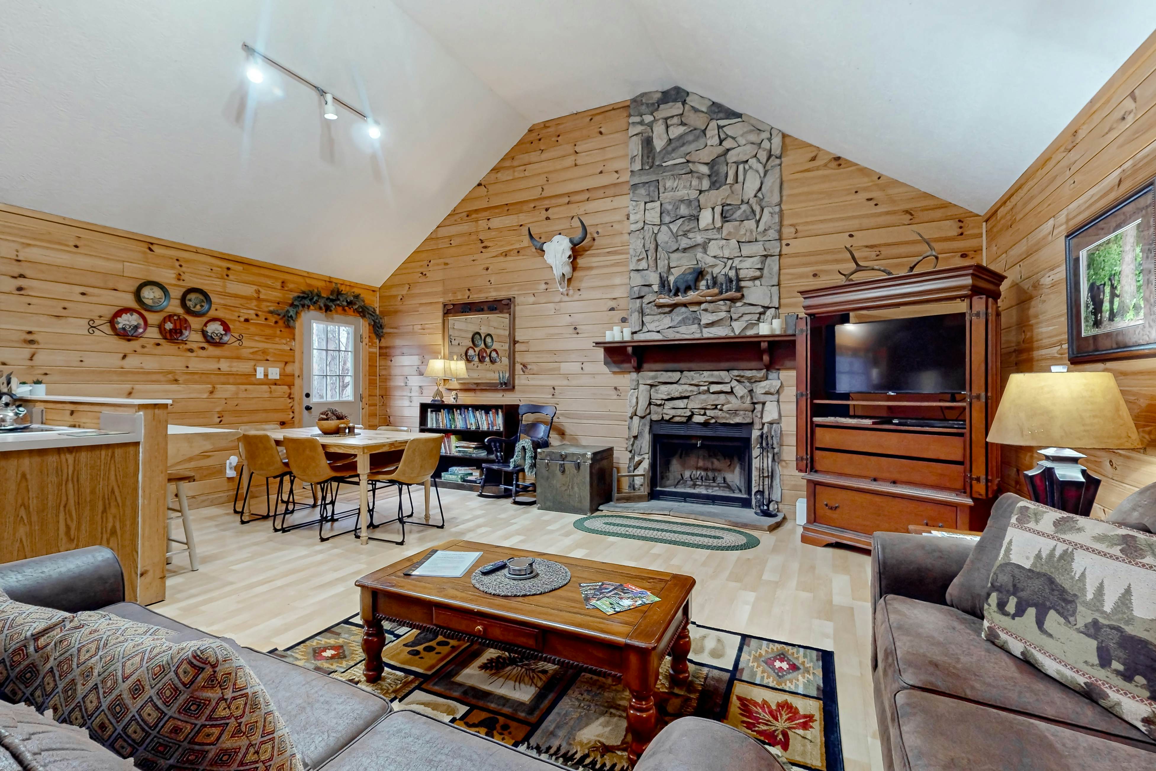 Serene cabin w/ Free Attraction Tickets, fire pit, screened porch & hot tub