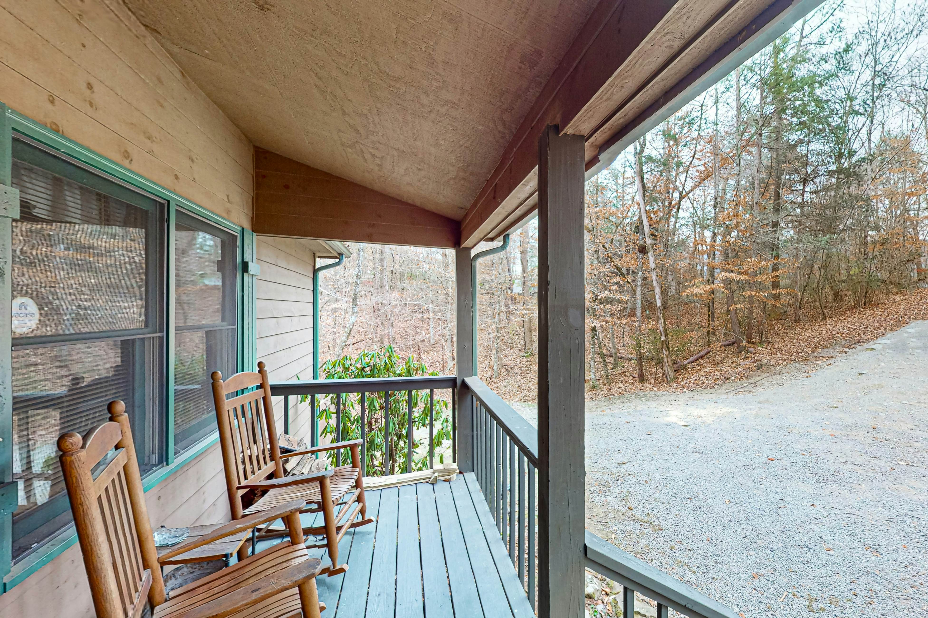 Serene cabin w/ Free Attraction Tickets, fire pit, screened porch & hot tub