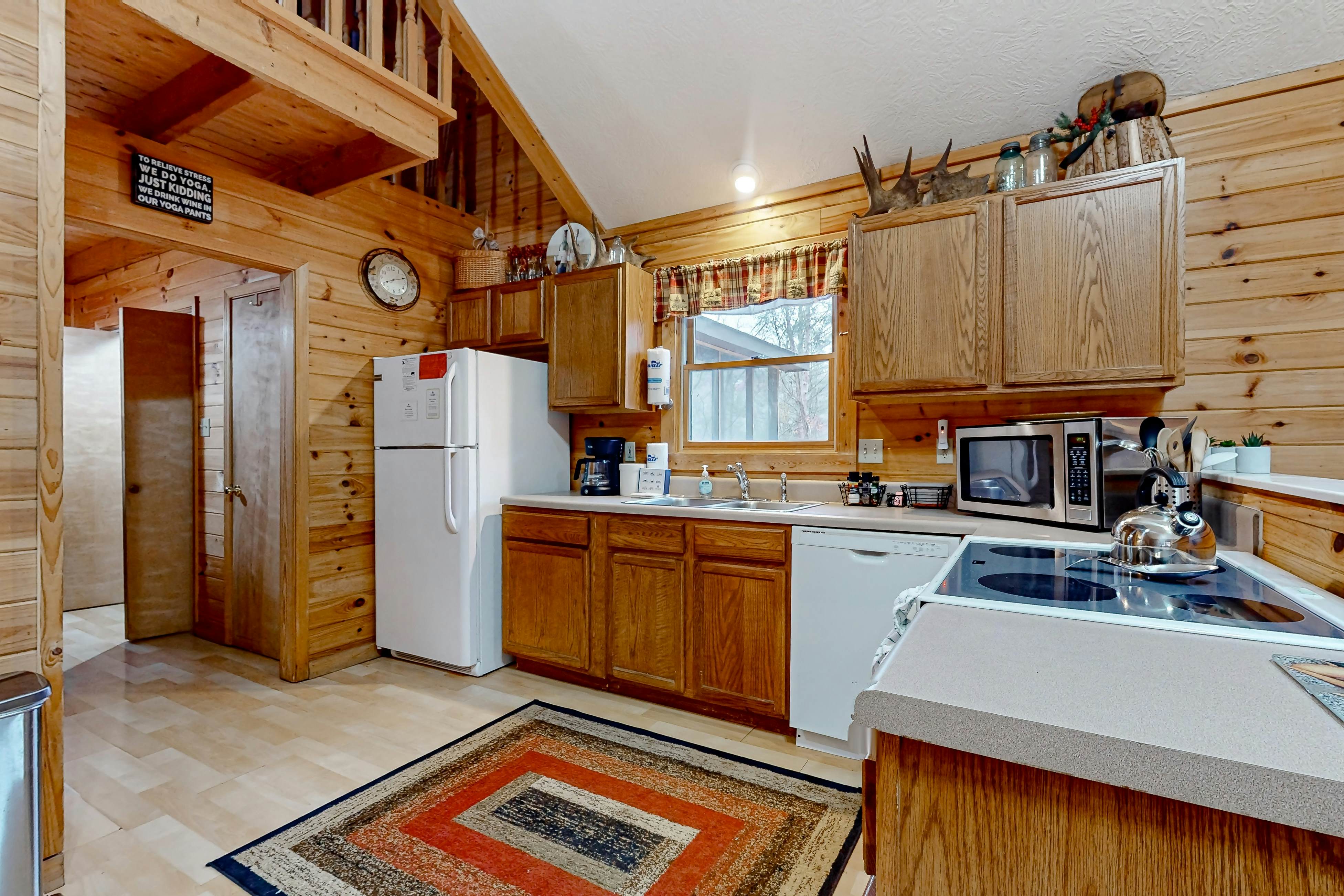Serene cabin w/ Free Attraction Tickets, fire pit, screened porch & hot tub