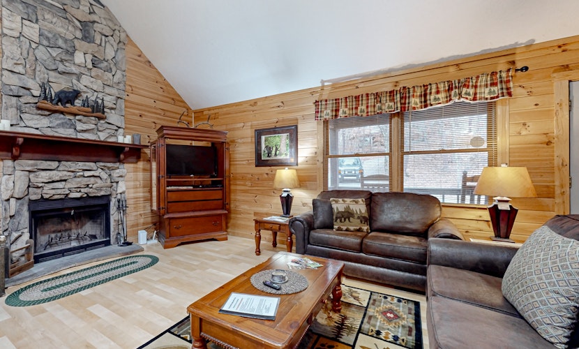 Serene Cabin, Sleeps 6・Fire Pit・Porch・Hot Tub