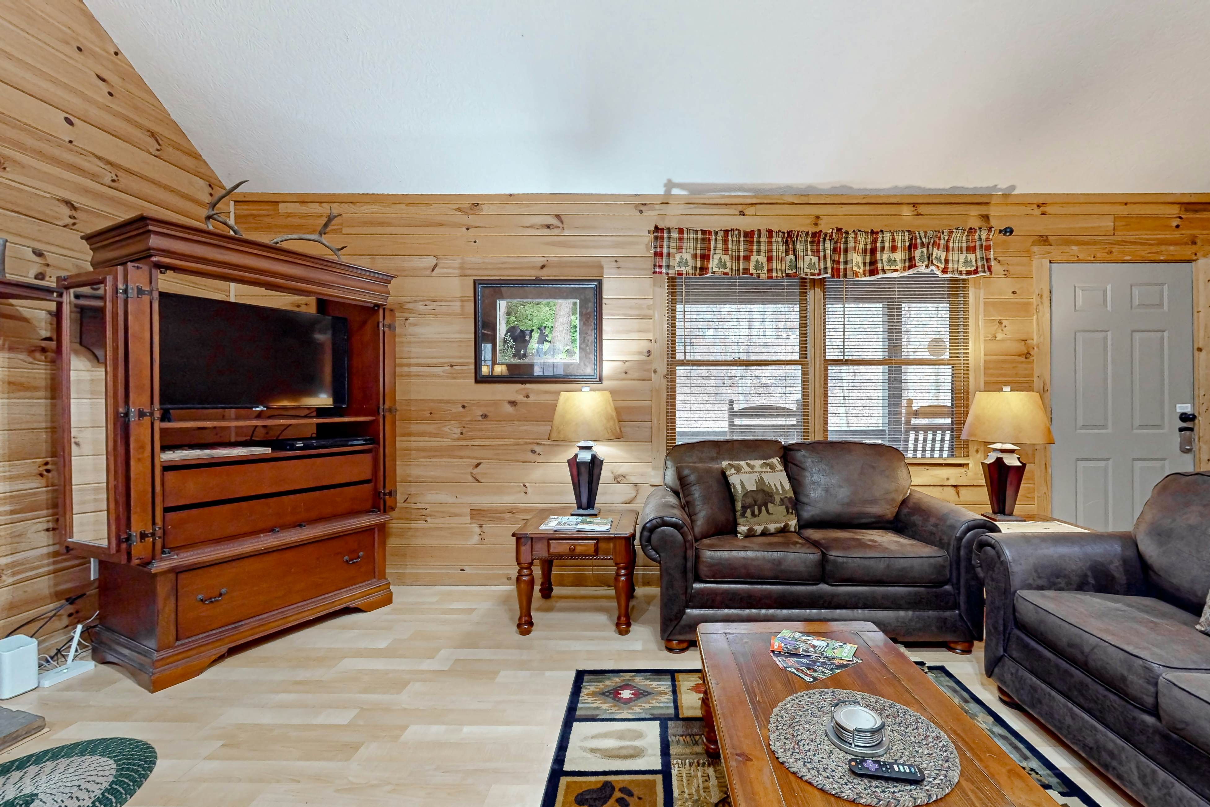 Serene cabin w/ Free Attraction Tickets, fire pit, screened porch & hot tub