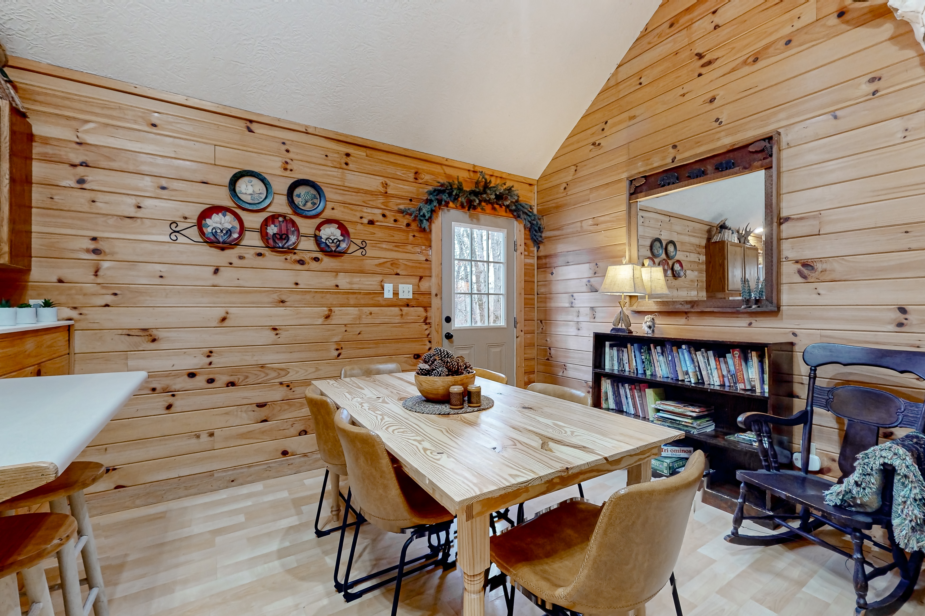 Serene Cabin, Sleeps 6・Fire Pit・Porch・Hot Tub