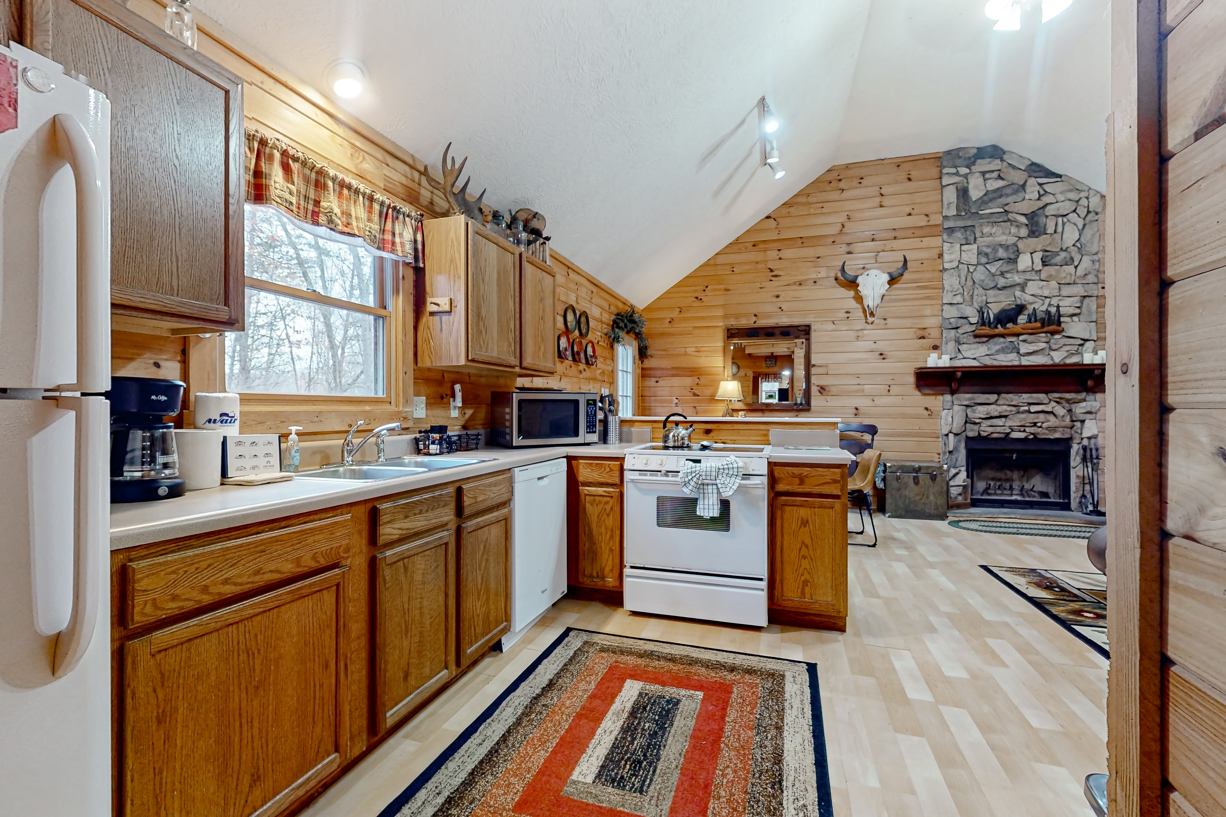 Serene Cabin, Sleeps 6・Fire Pit・Porch・Hot Tub