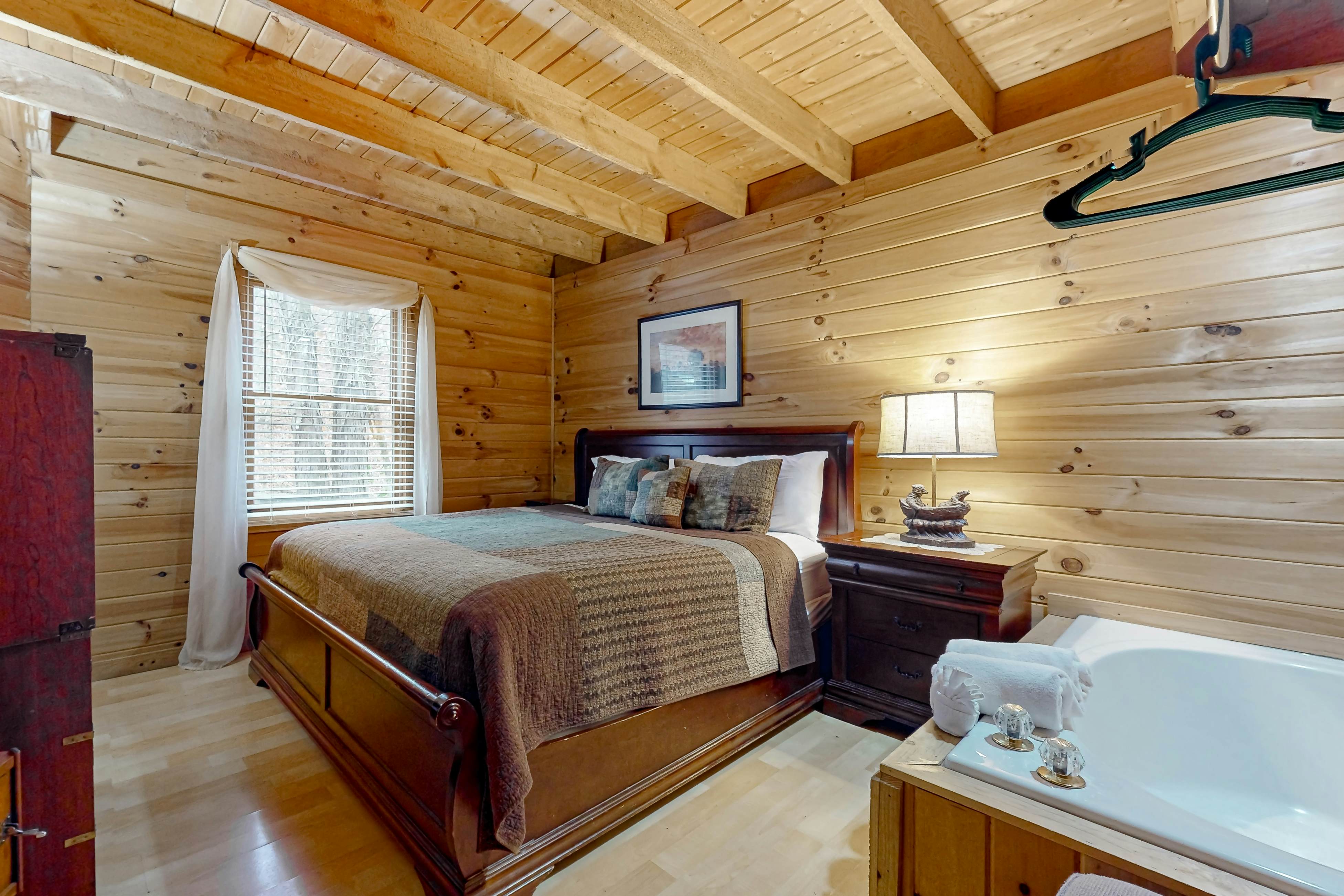 Serene cabin w/ Free Attraction Tickets, fire pit, screened porch & hot tub