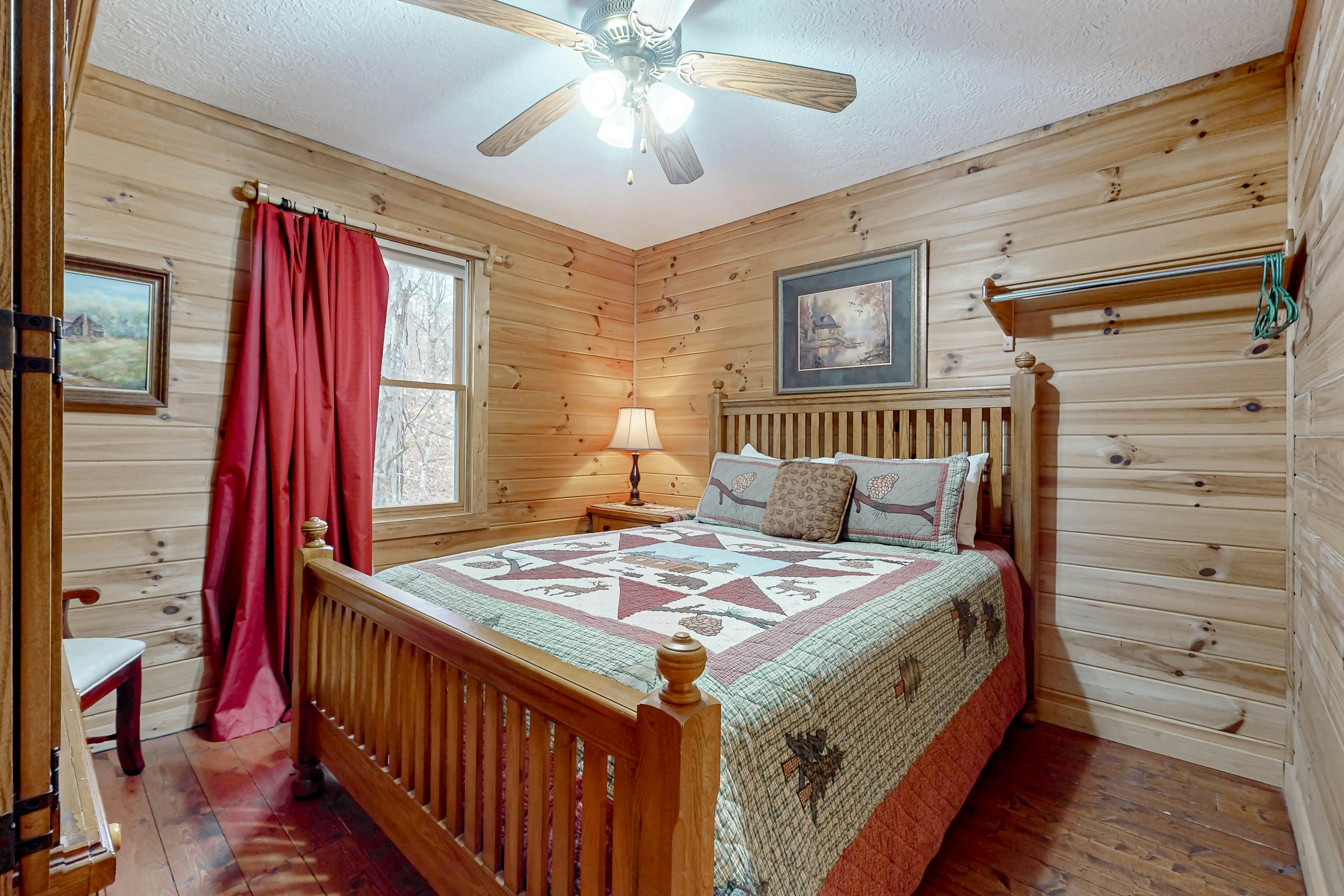 Serene cabin w/ Free Attraction Tickets, fire pit, screened porch & hot tub