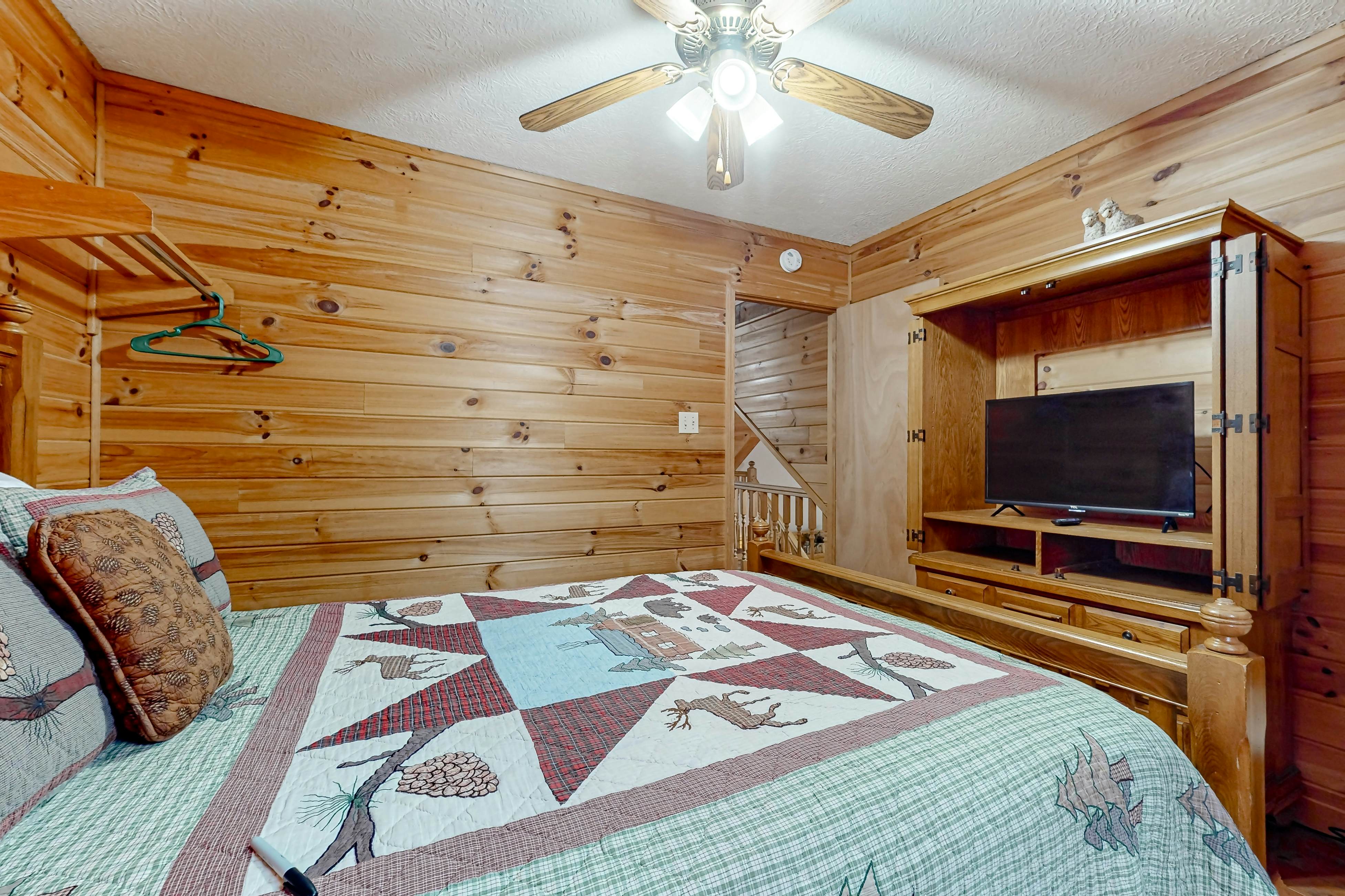 Serene cabin w/ Free Attraction Tickets, fire pit, screened porch & hot tub
