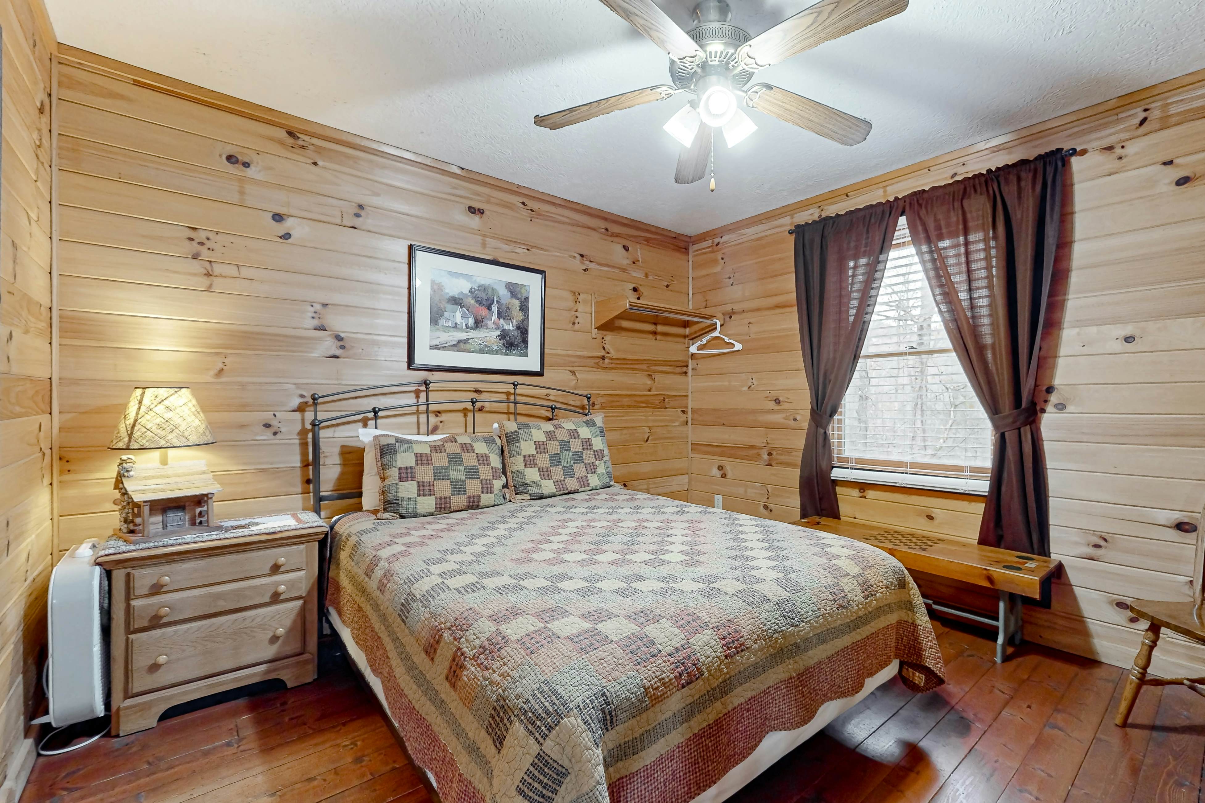 Serene cabin w/ Free Attraction Tickets, fire pit, screened porch & hot tub