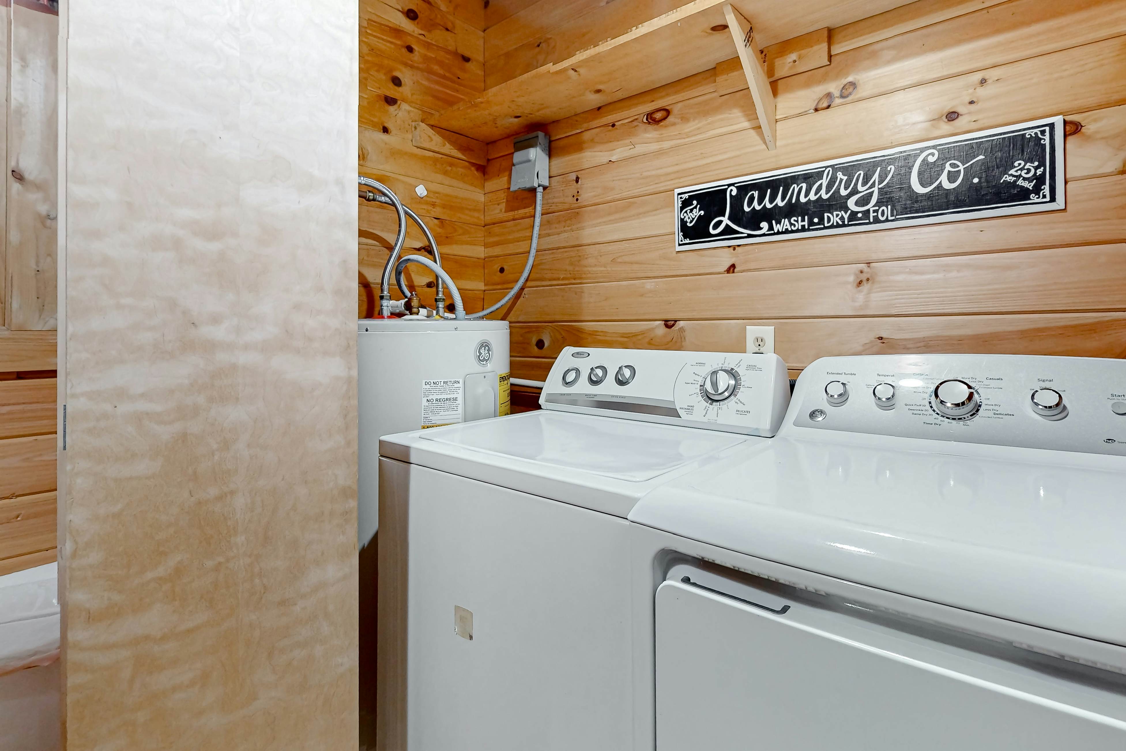 Serene cabin w/ Free Attraction Tickets, fire pit, screened porch & hot tub