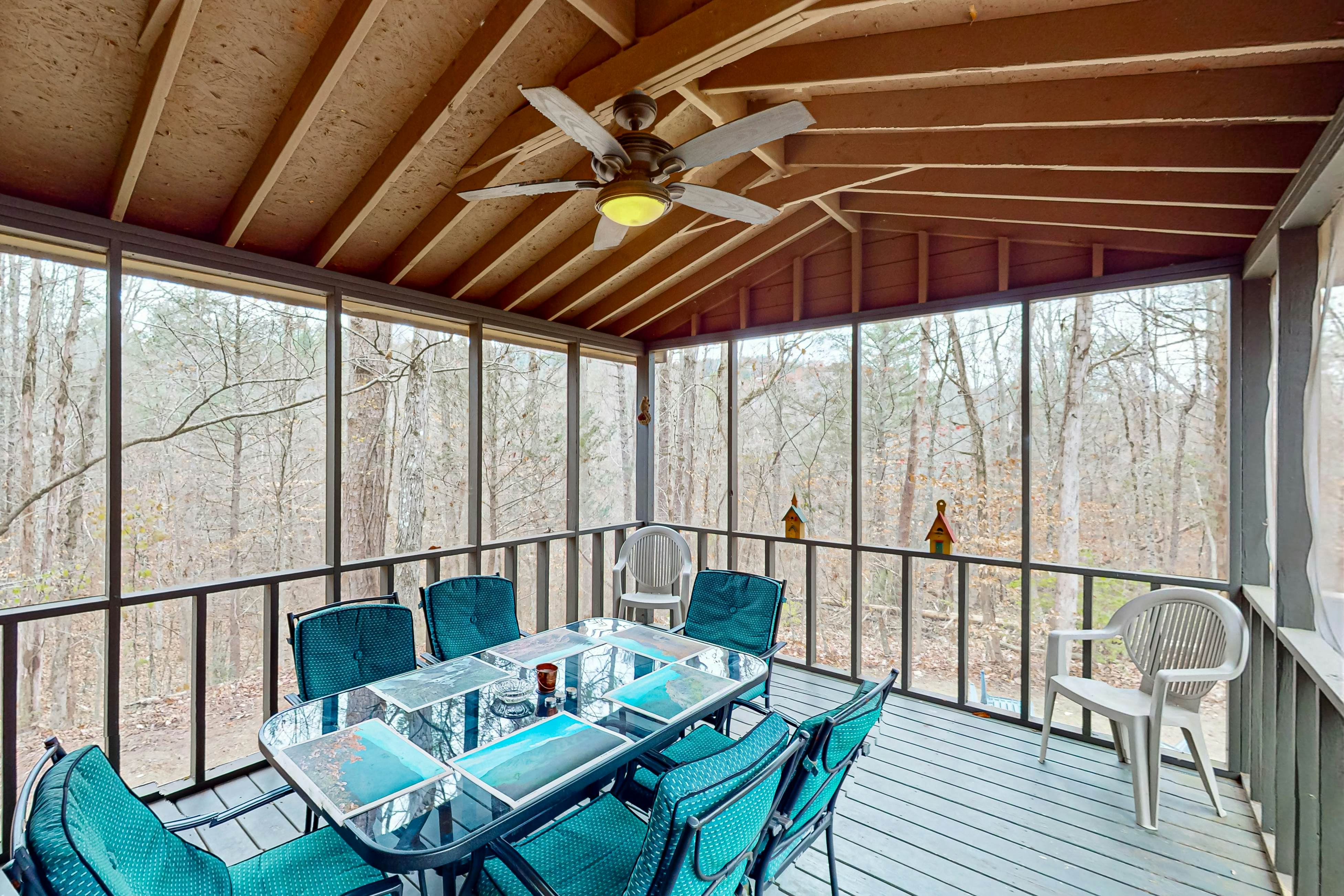 Serene cabin w/ Free Attraction Tickets, fire pit, screened porch & hot tub