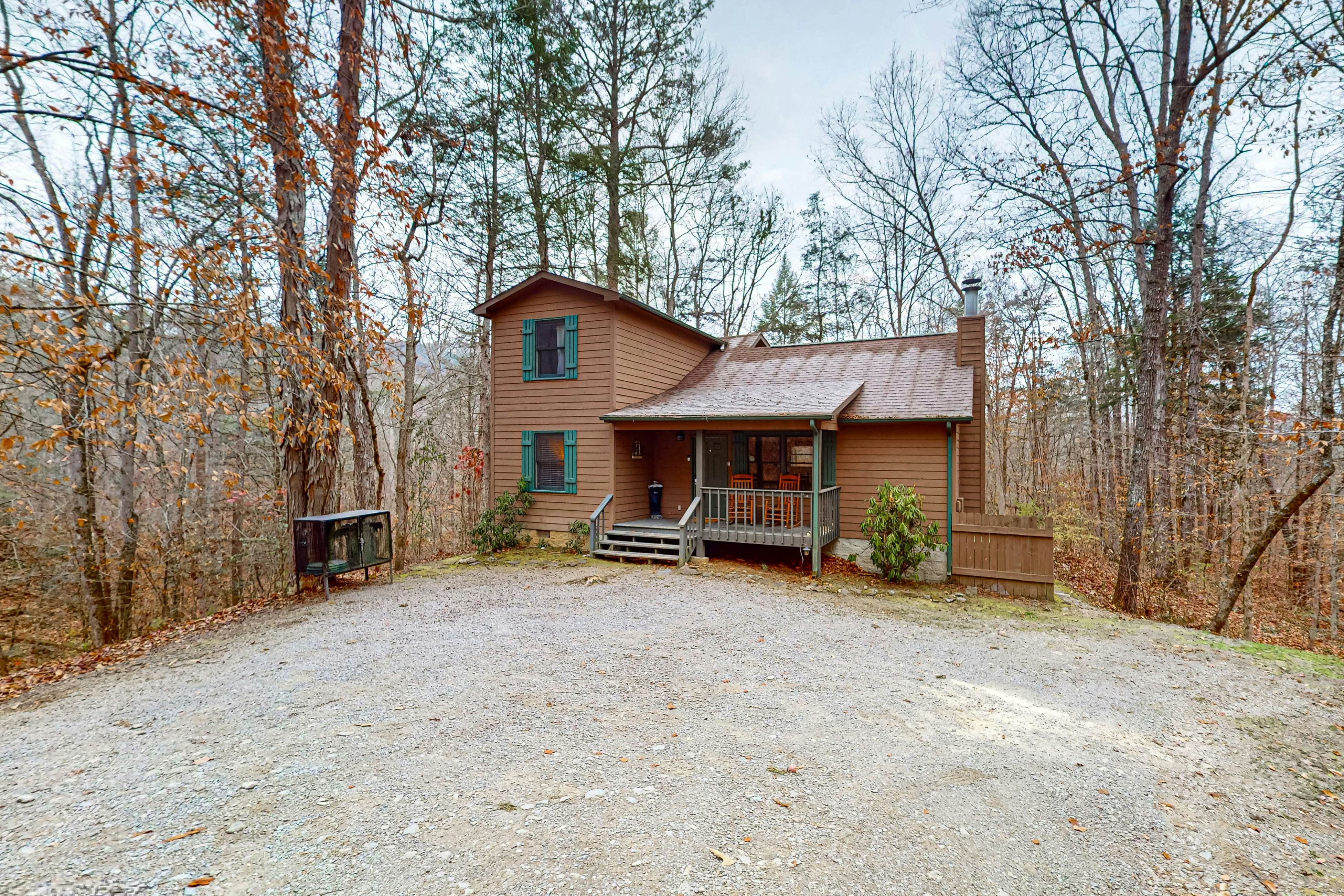 Serene cabin w/ Free Attraction Tickets, fire pit, screened porch & hot tub
