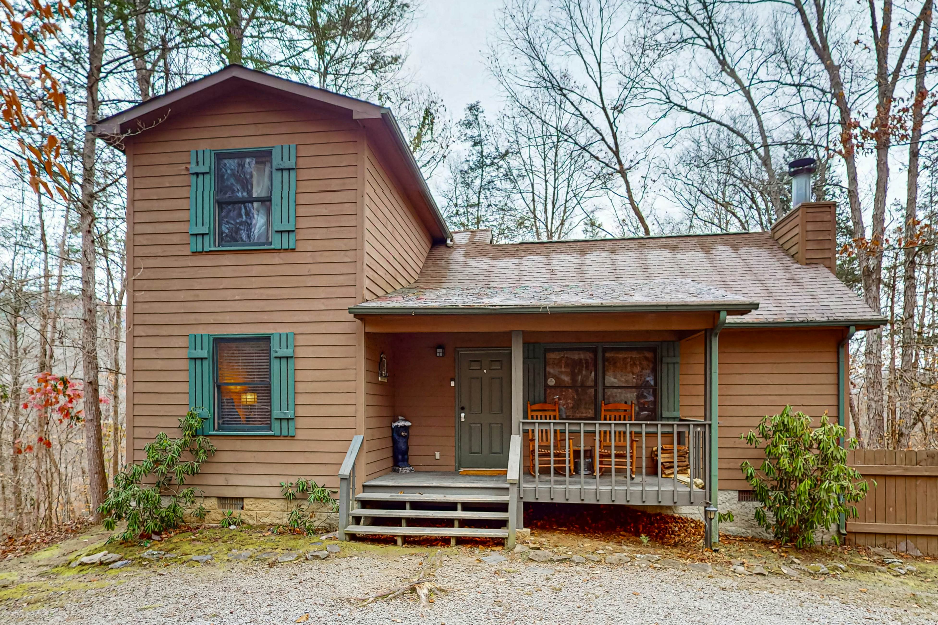 Serene cabin w/ Free Attraction Tickets, fire pit, screened porch & hot tub