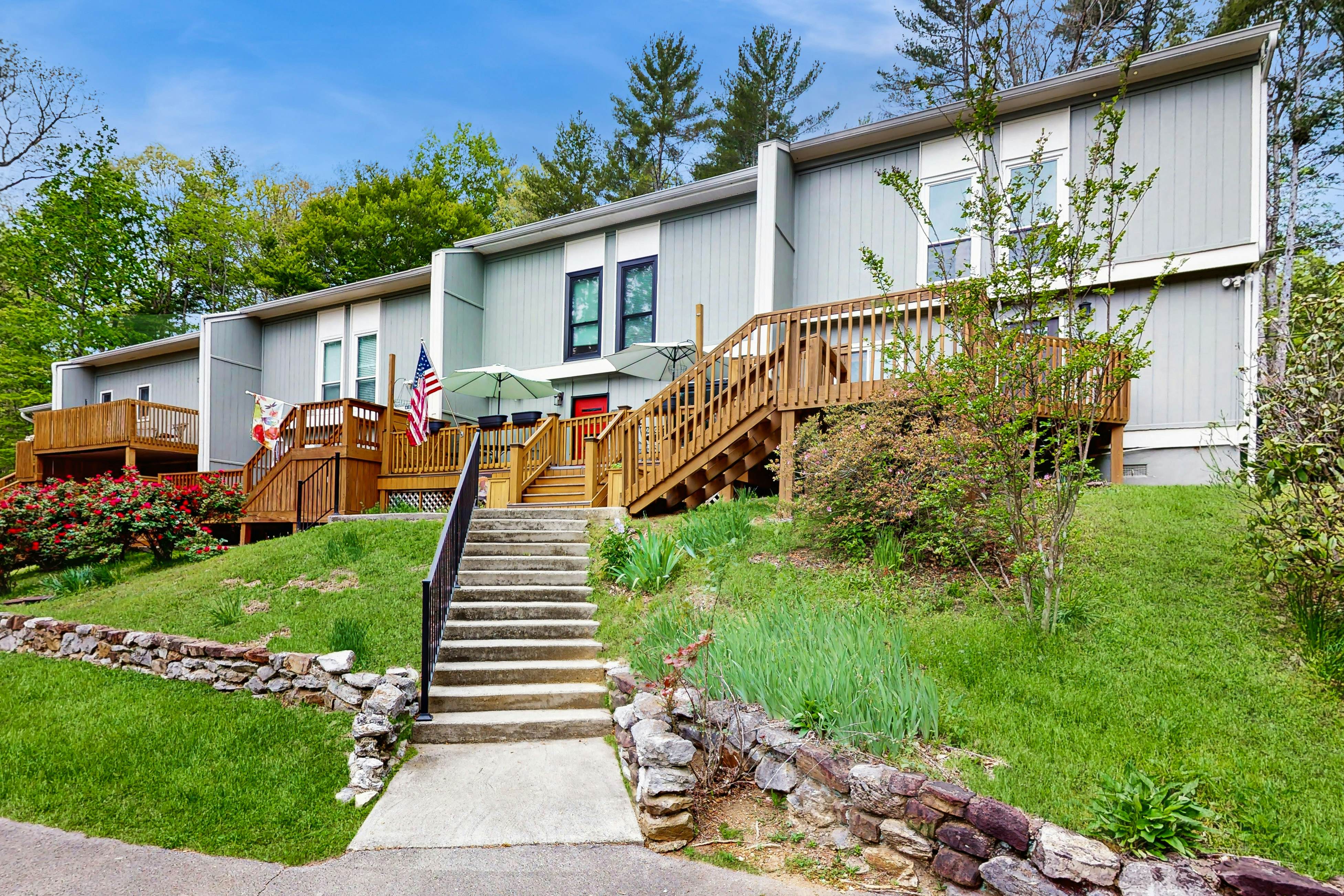 Cozy split level townhome w/community pool, Wi-Fi, gated community