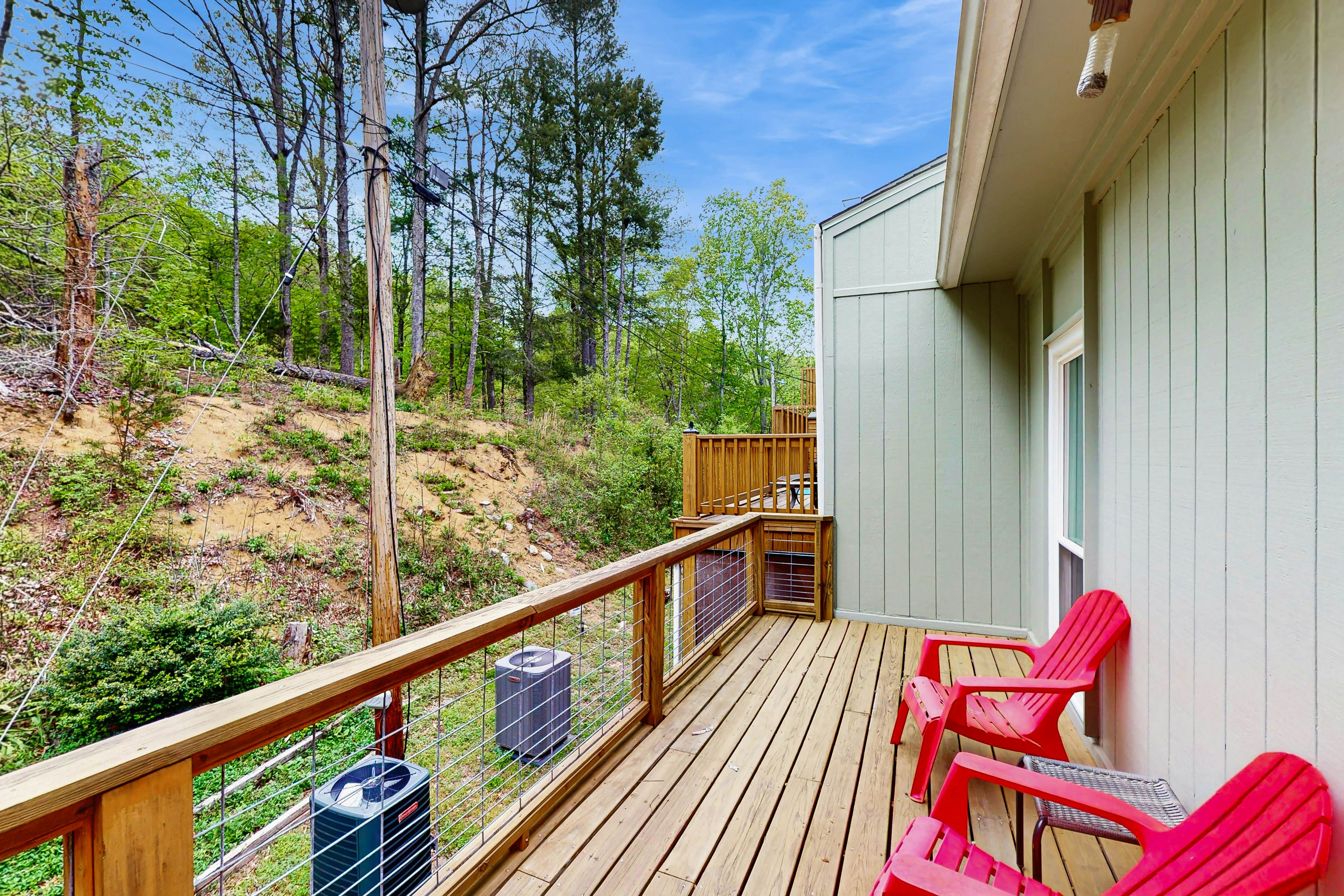 Cozy split level townhome w/community pool, Wi-Fi, gated community