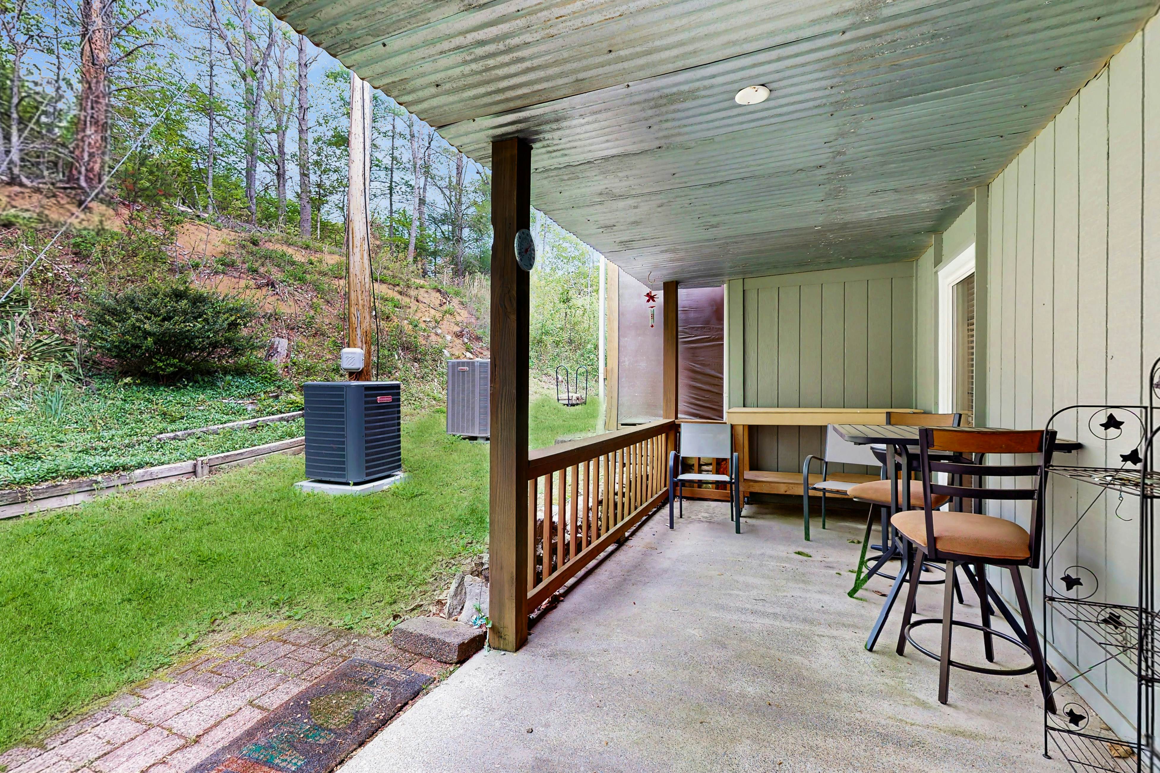 Cozy split level townhome w/community pool, Wi-Fi, gated community