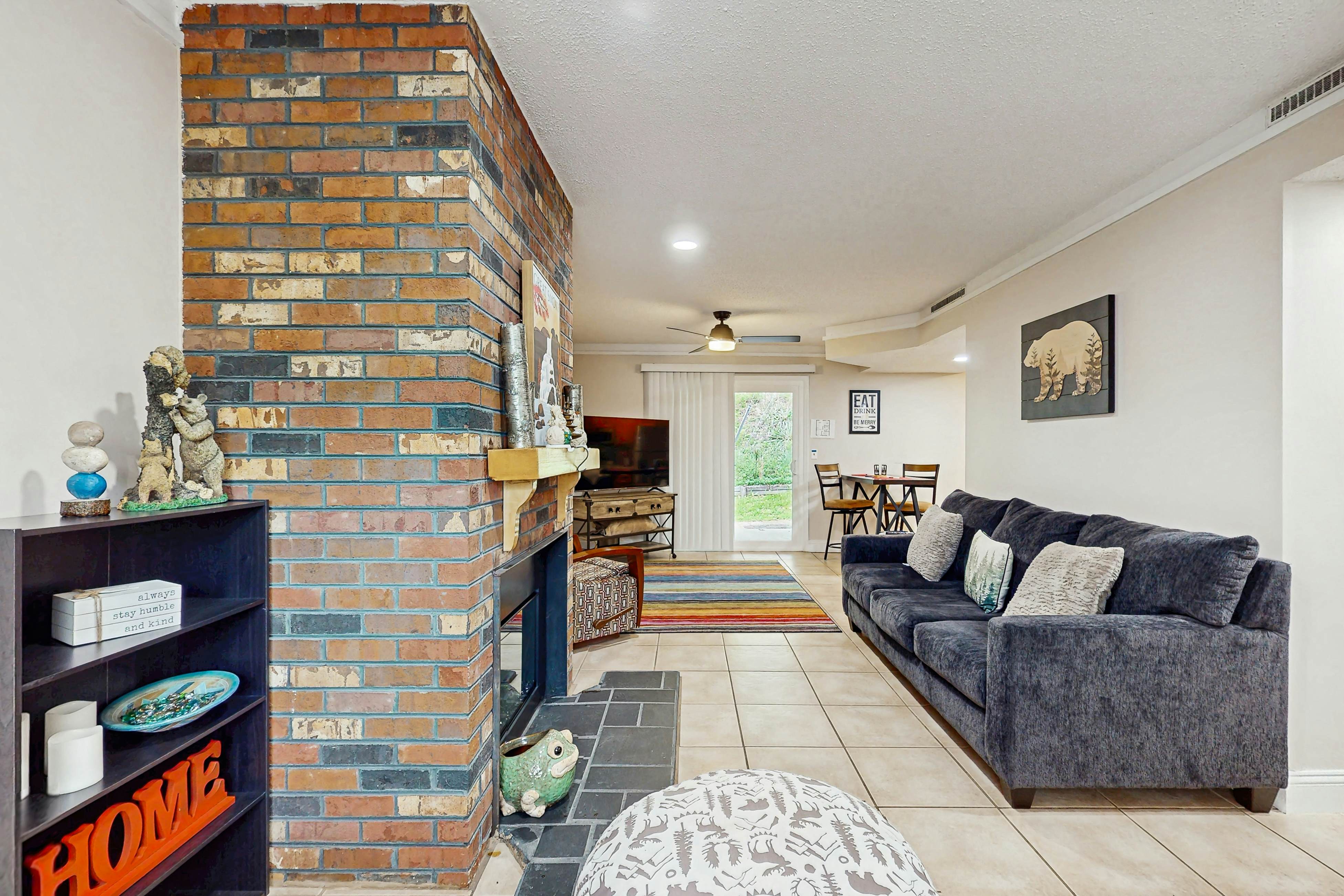 Cozy split level townhome w/community pool, Wi-Fi, gated community