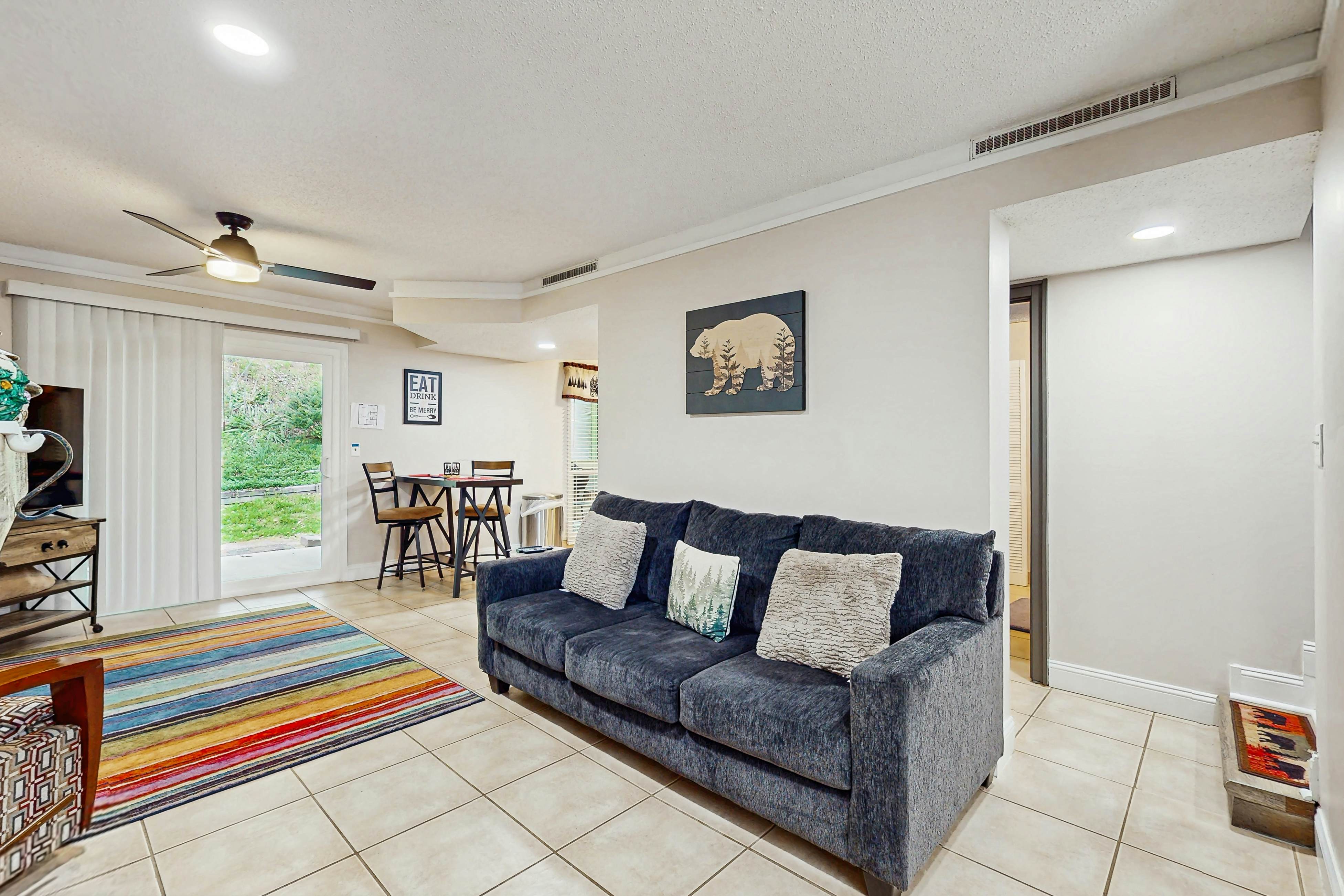 Cozy split level townhome w/community pool, Wi-Fi, gated community