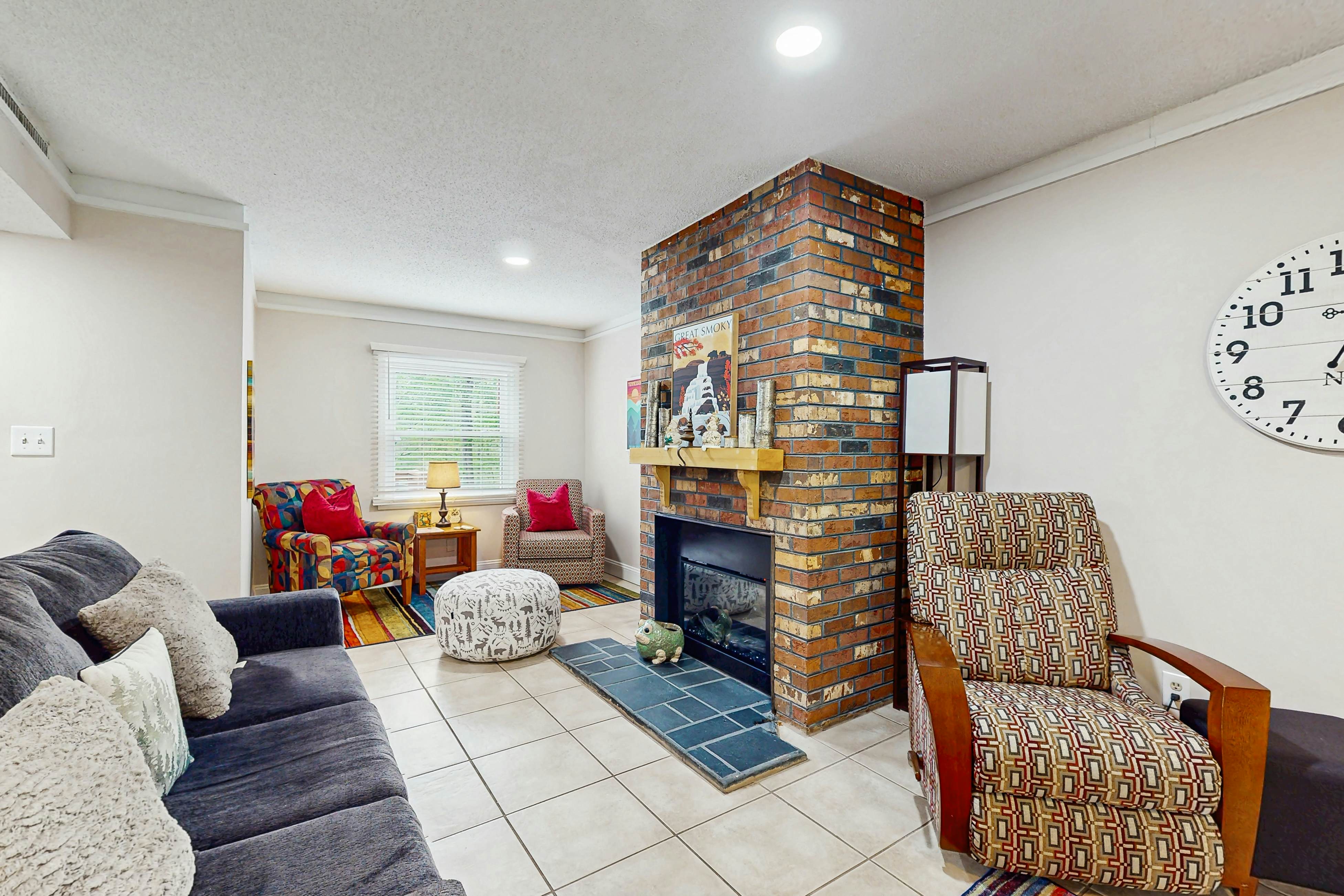 Cozy split level townhome w/community pool, Wi-Fi, gated community