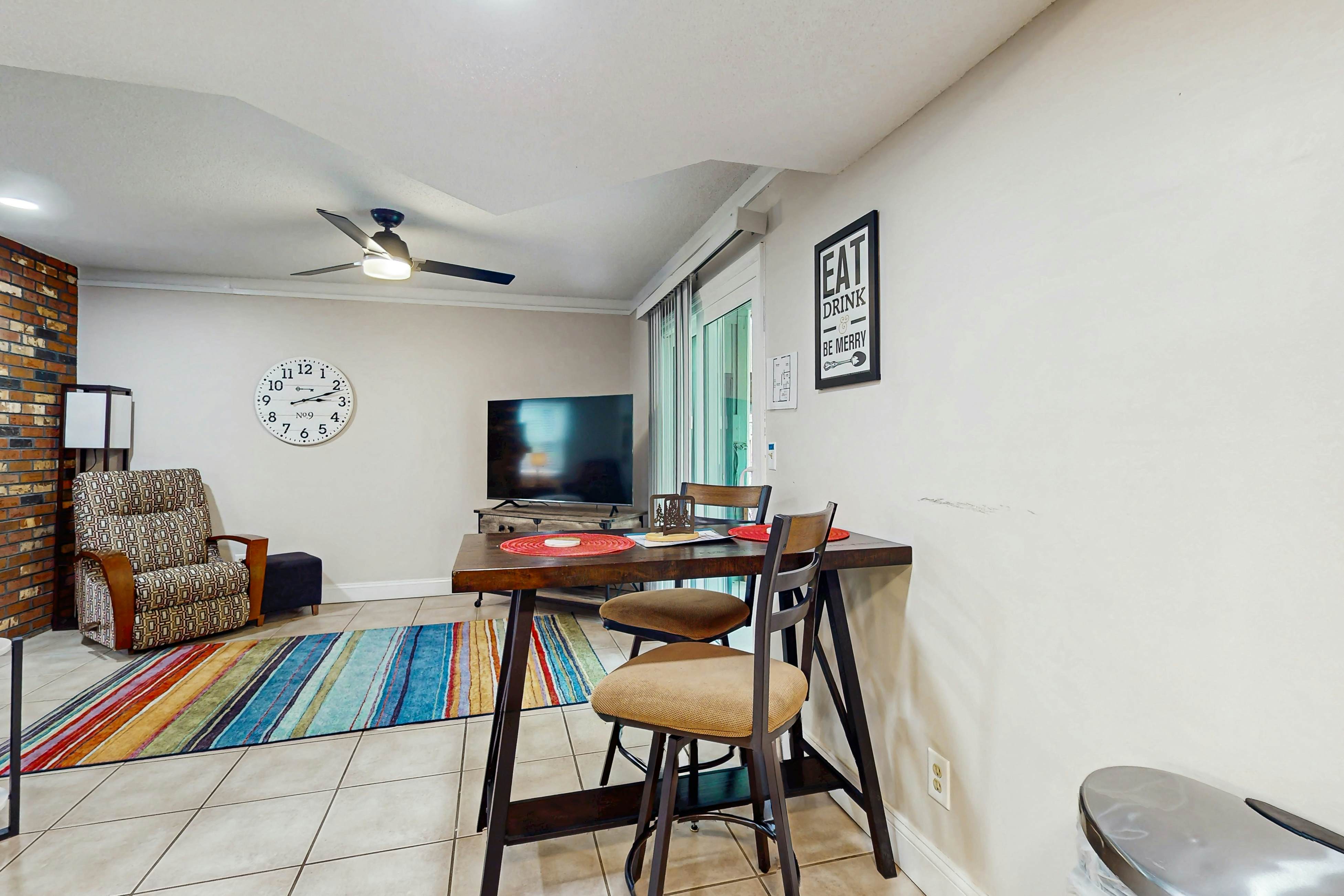 Cozy split level townhome w/community pool, Wi-Fi, gated community