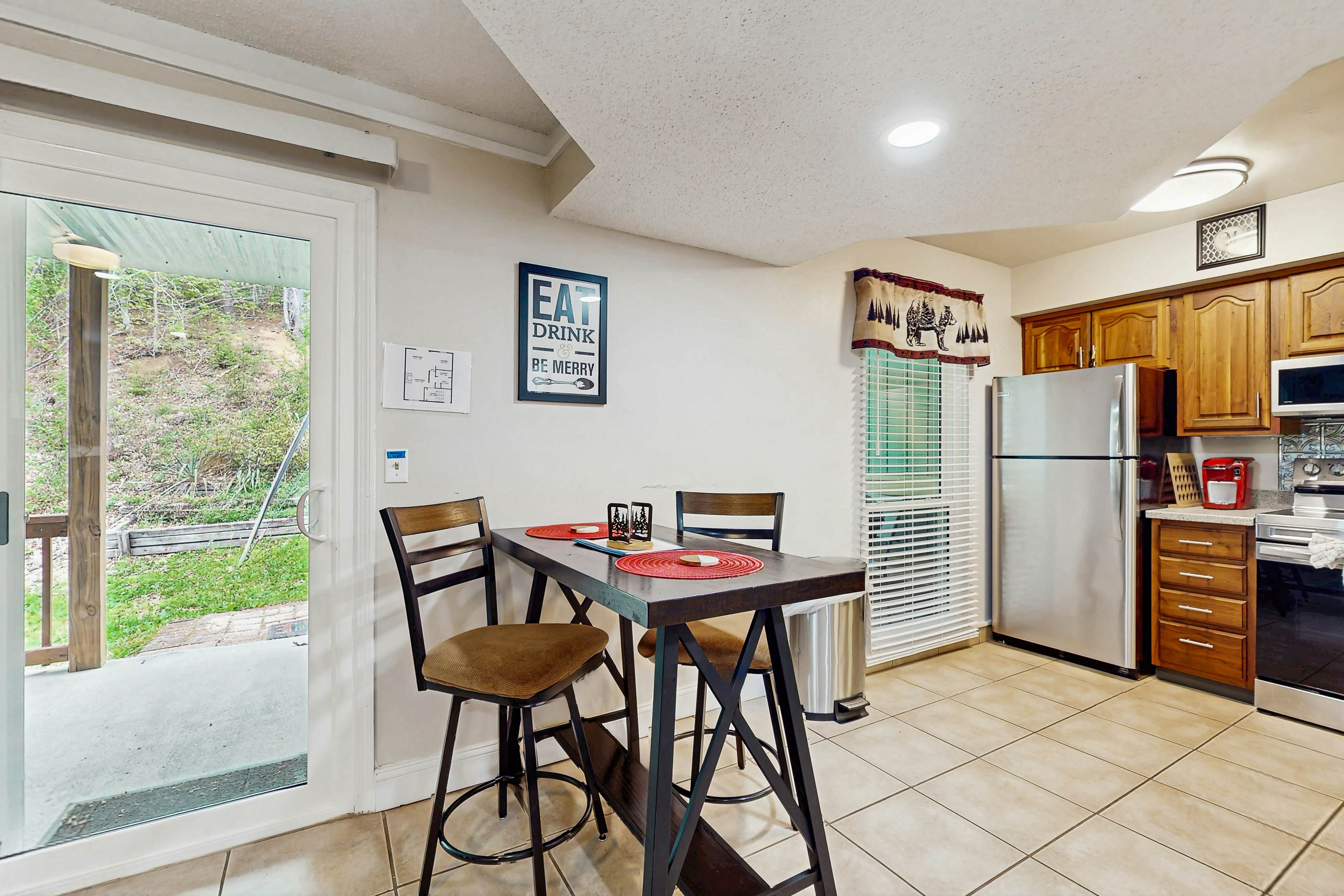 Cozy split level townhome w/community pool, Wi-Fi, gated community