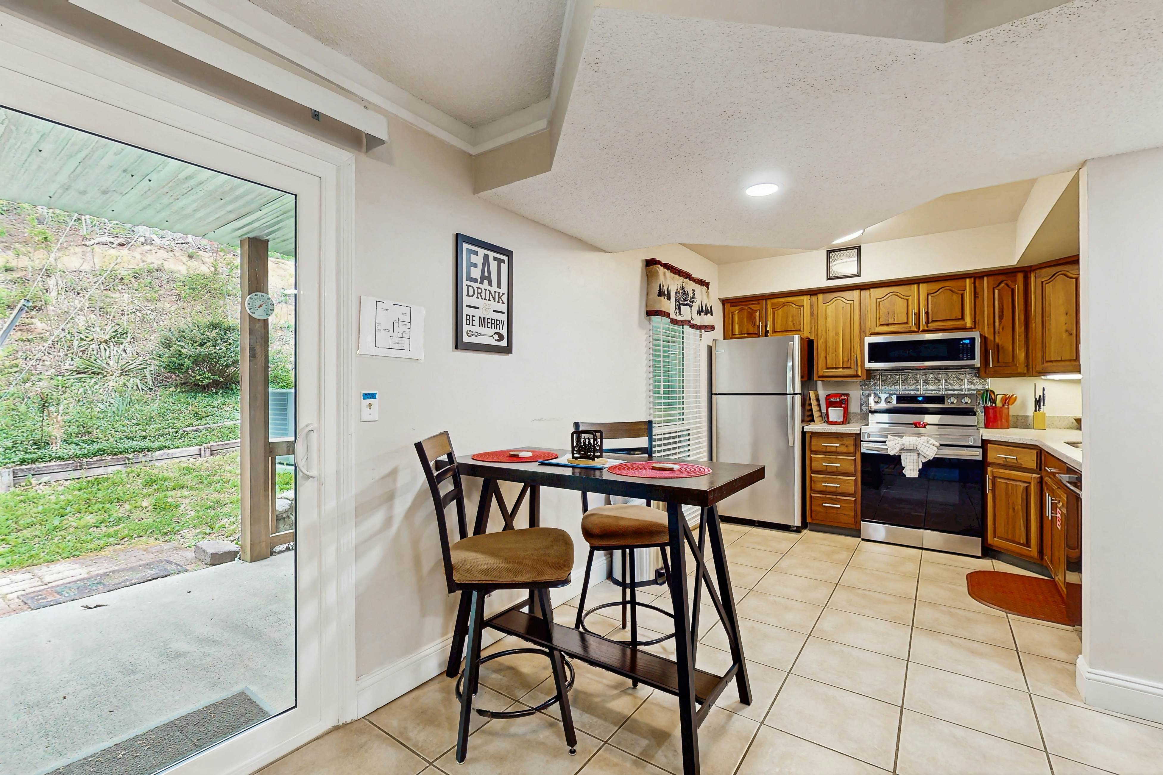 Cozy split level townhome w/community pool, Wi-Fi, gated community