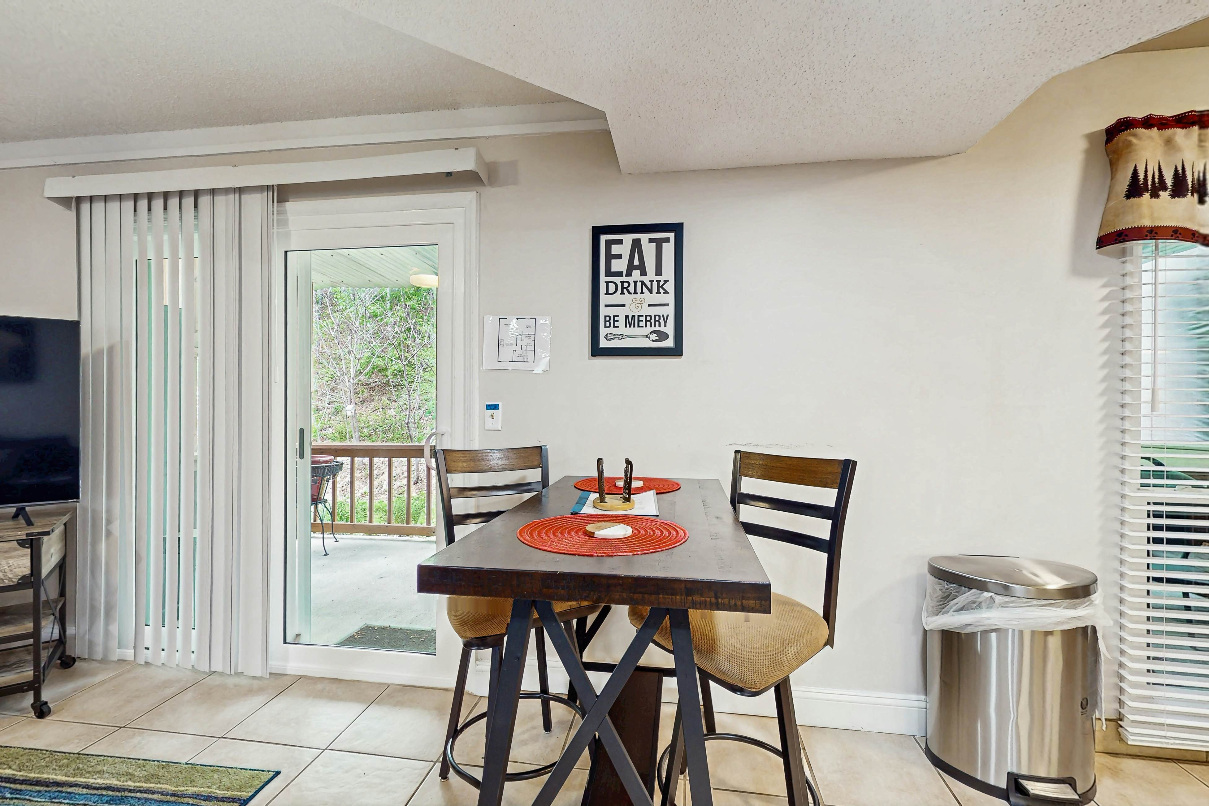 Cozy split level townhome w/community pool, Wi-Fi, gated community