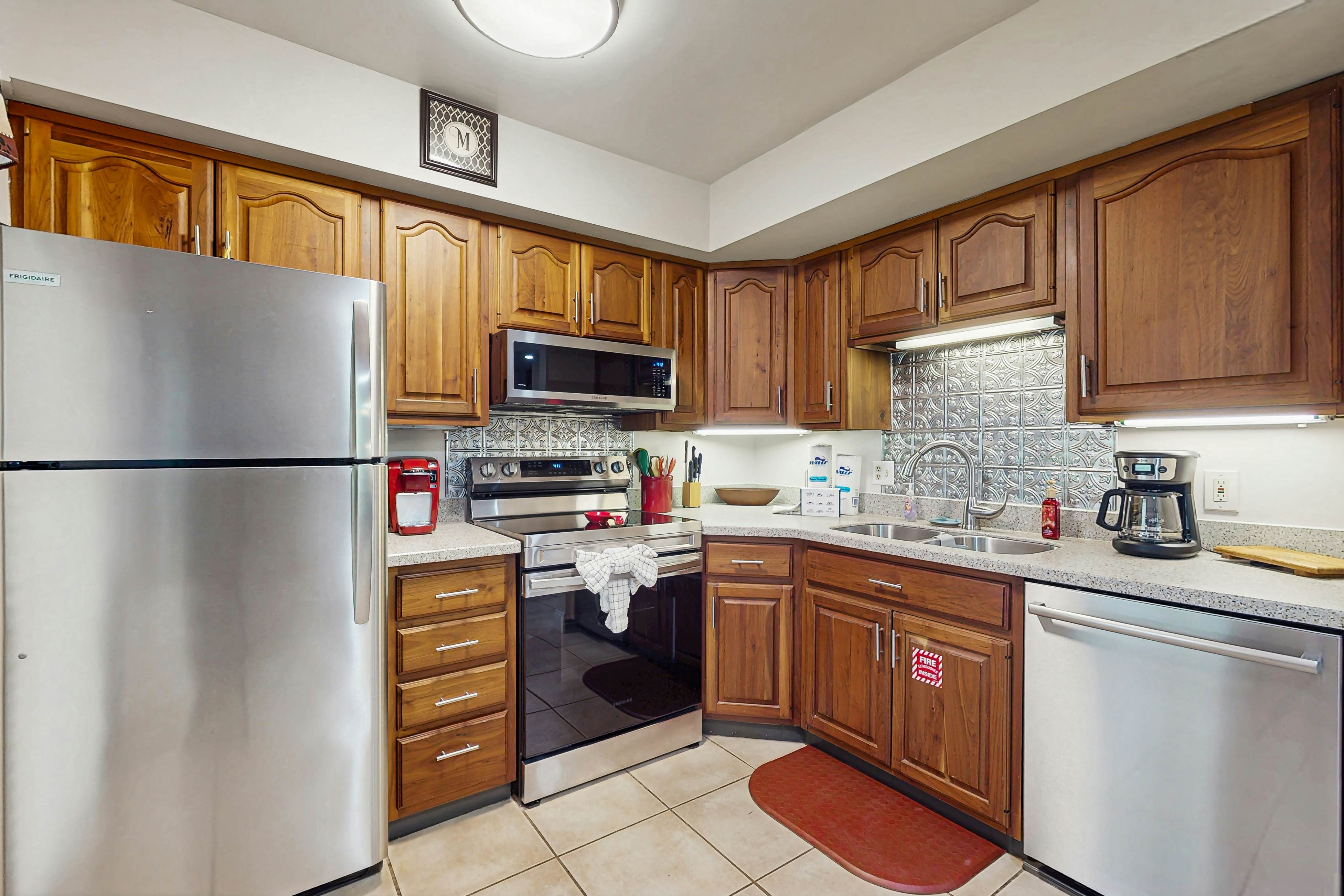 Cozy split level townhome w/community pool, Wi-Fi, gated community