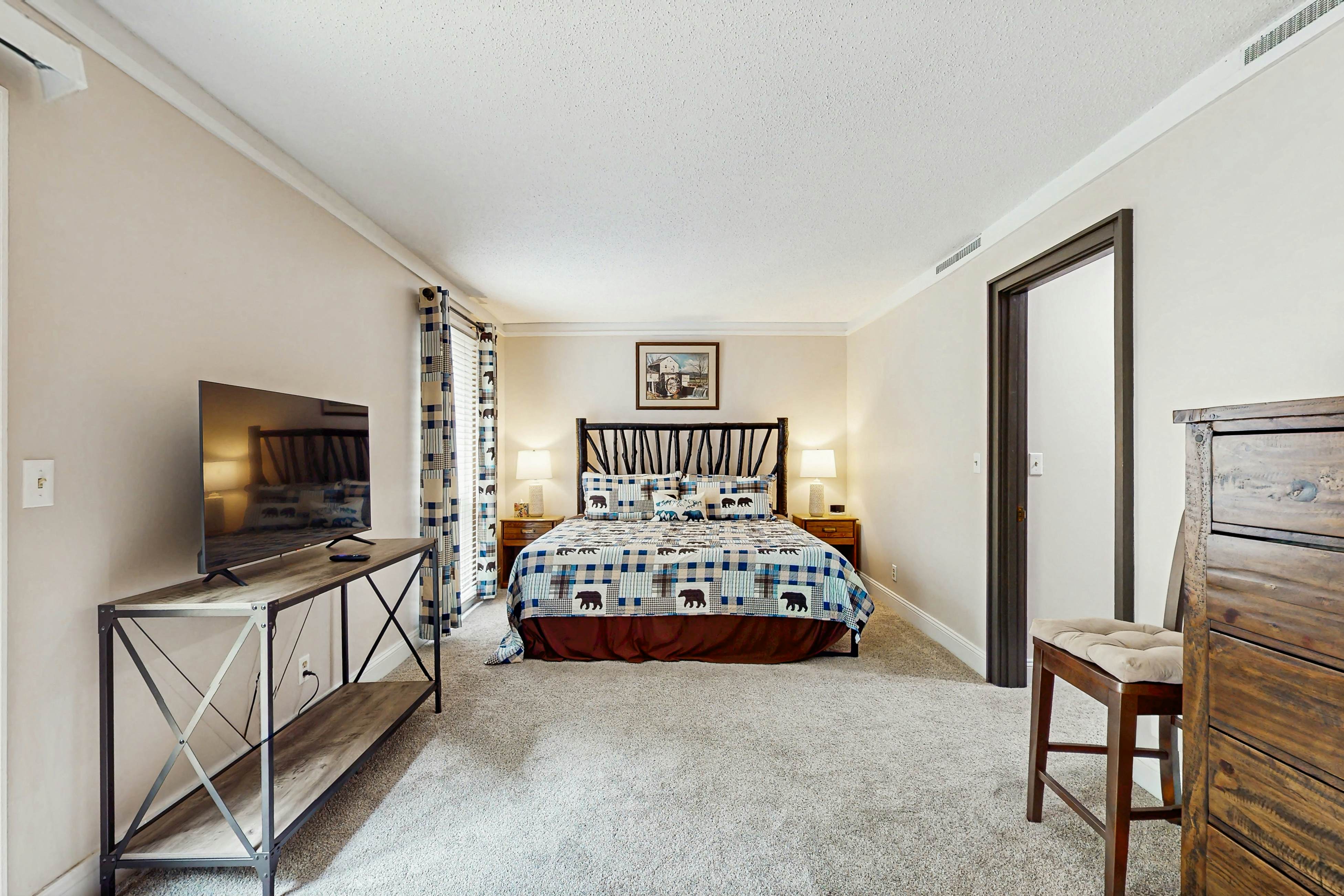 Cozy split level townhome w/community pool, Wi-Fi, gated community