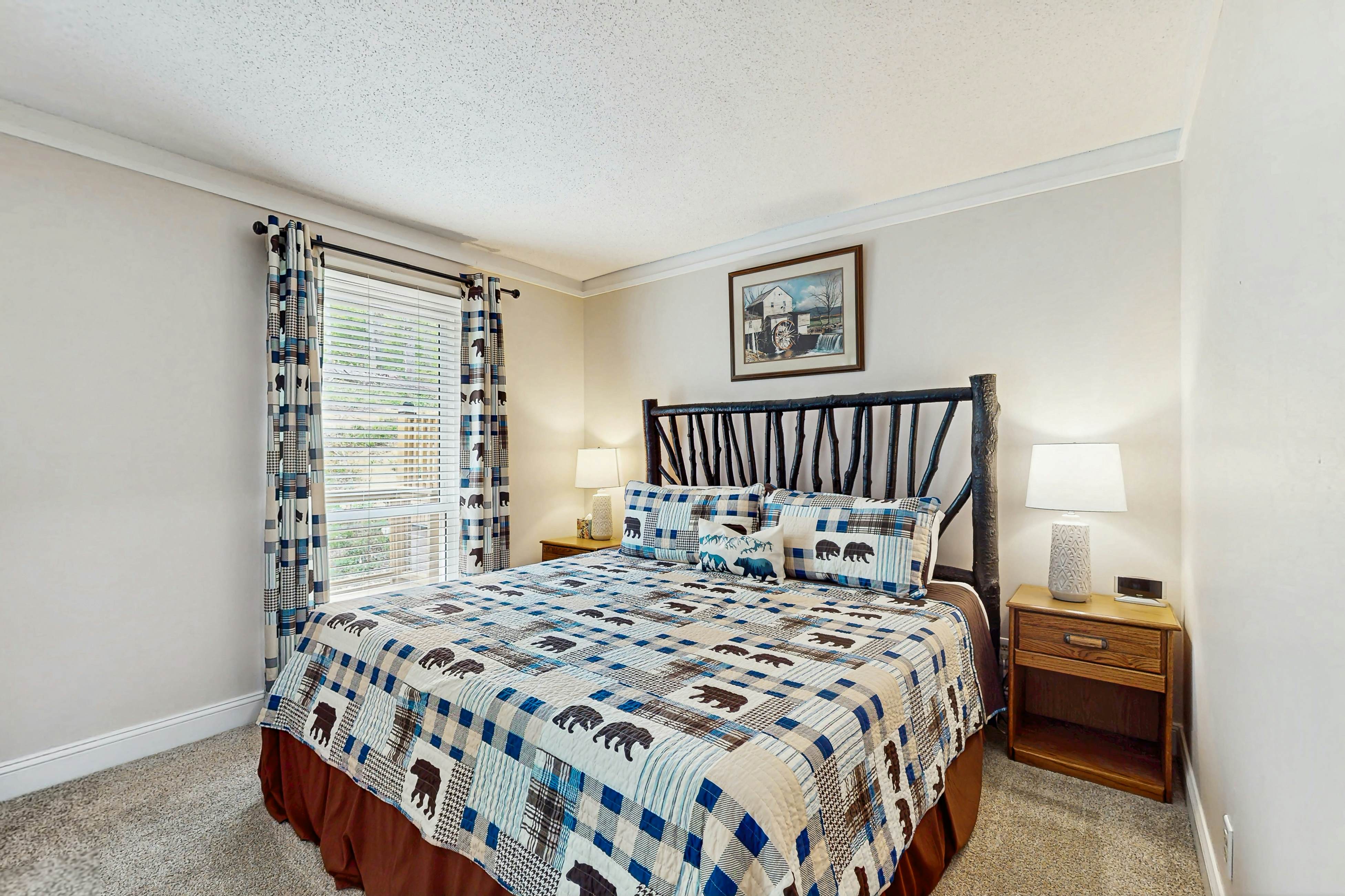 Cozy split level townhome w/community pool, Wi-Fi, gated community