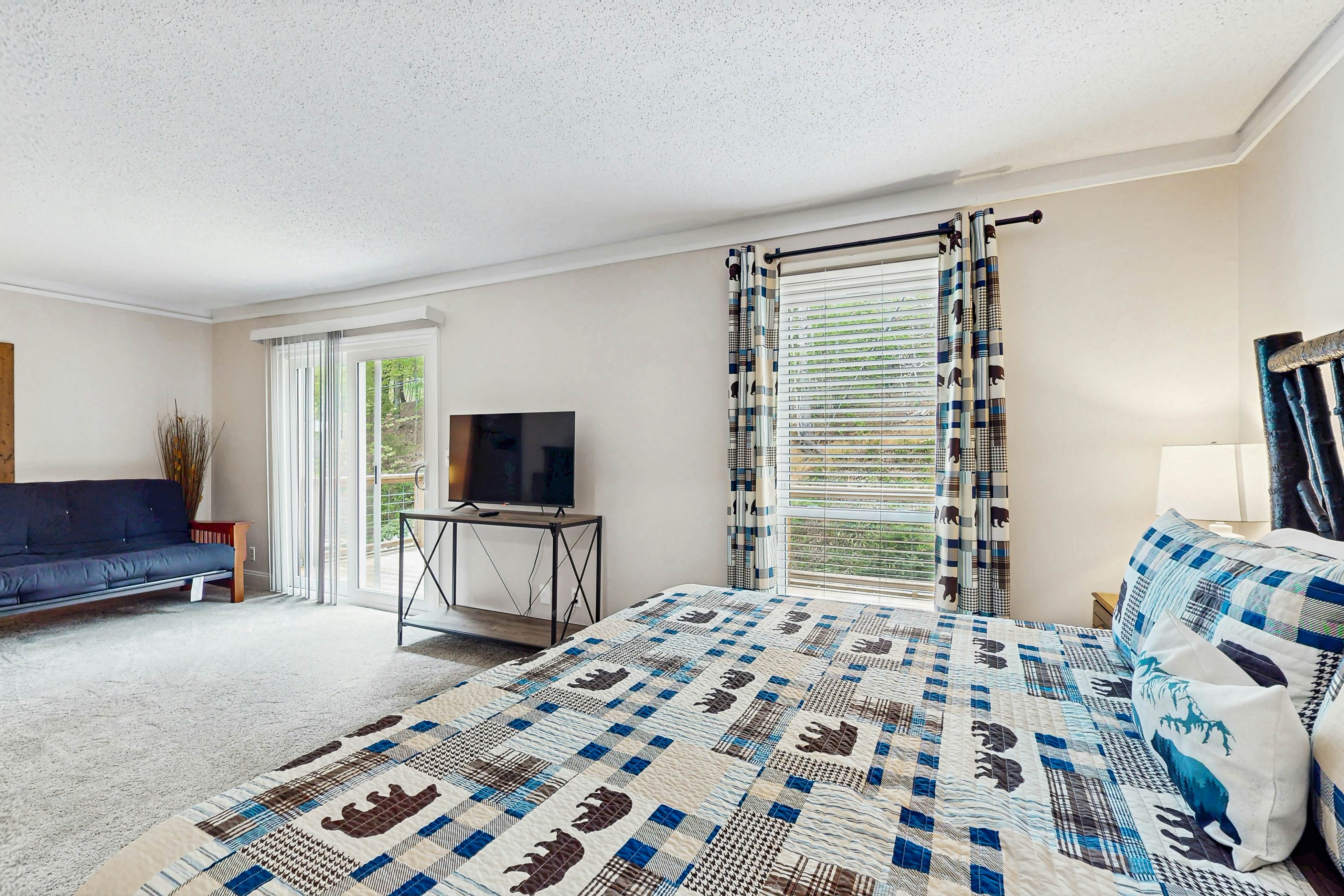 Cozy split level townhome w/community pool, Wi-Fi, gated community