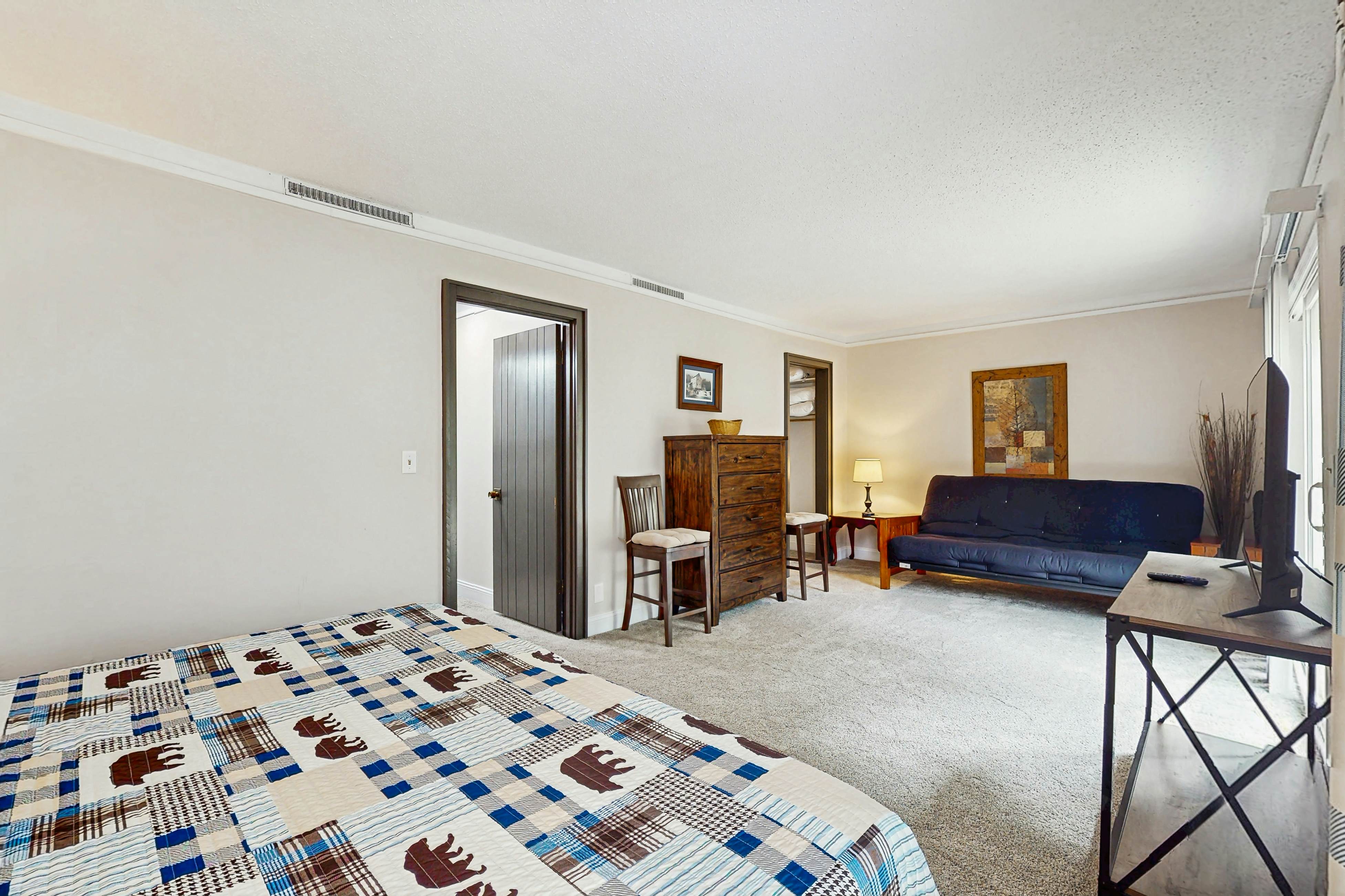 Cozy split level townhome w/community pool, Wi-Fi, gated community