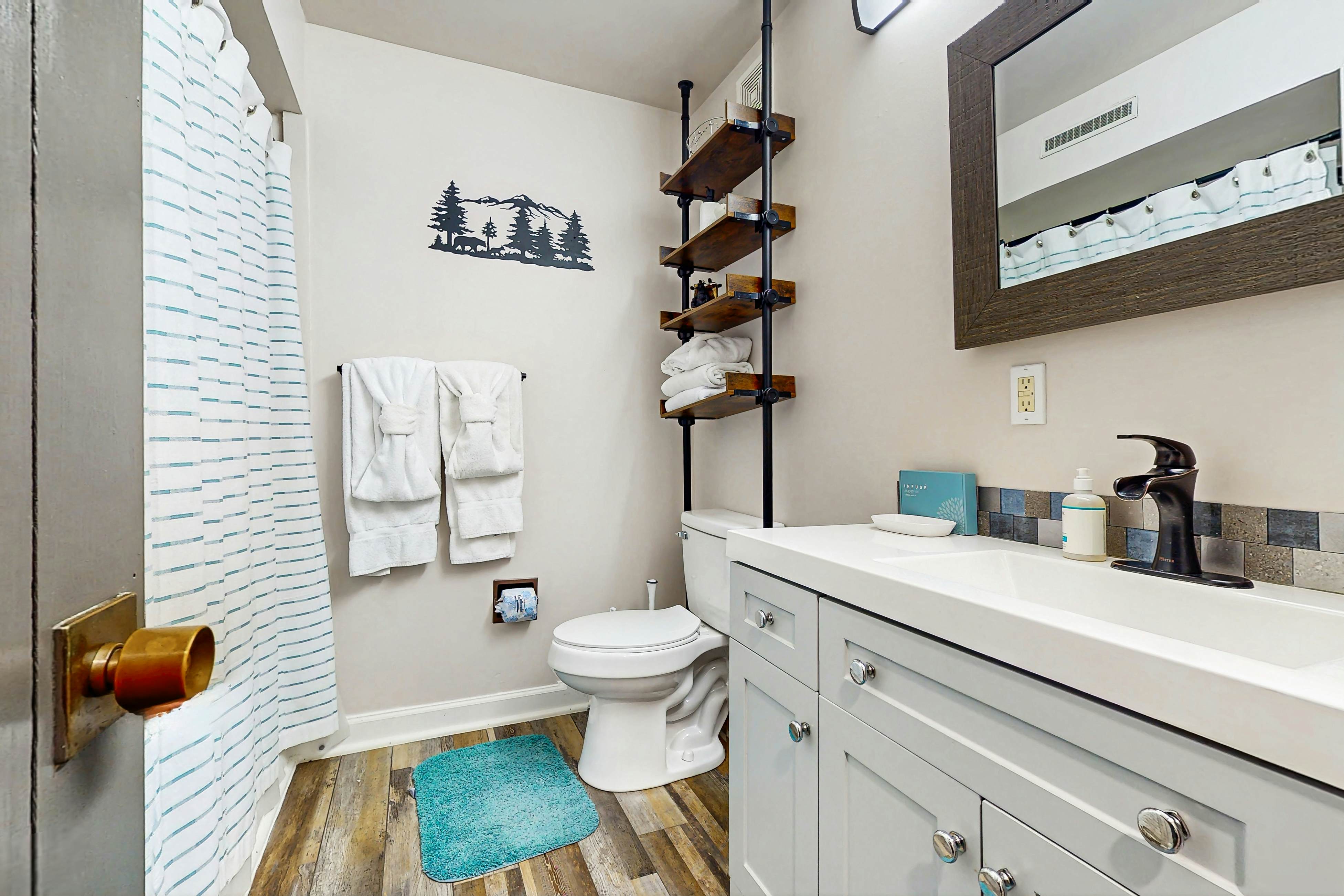 Cozy split level townhome w/community pool, Wi-Fi, gated community