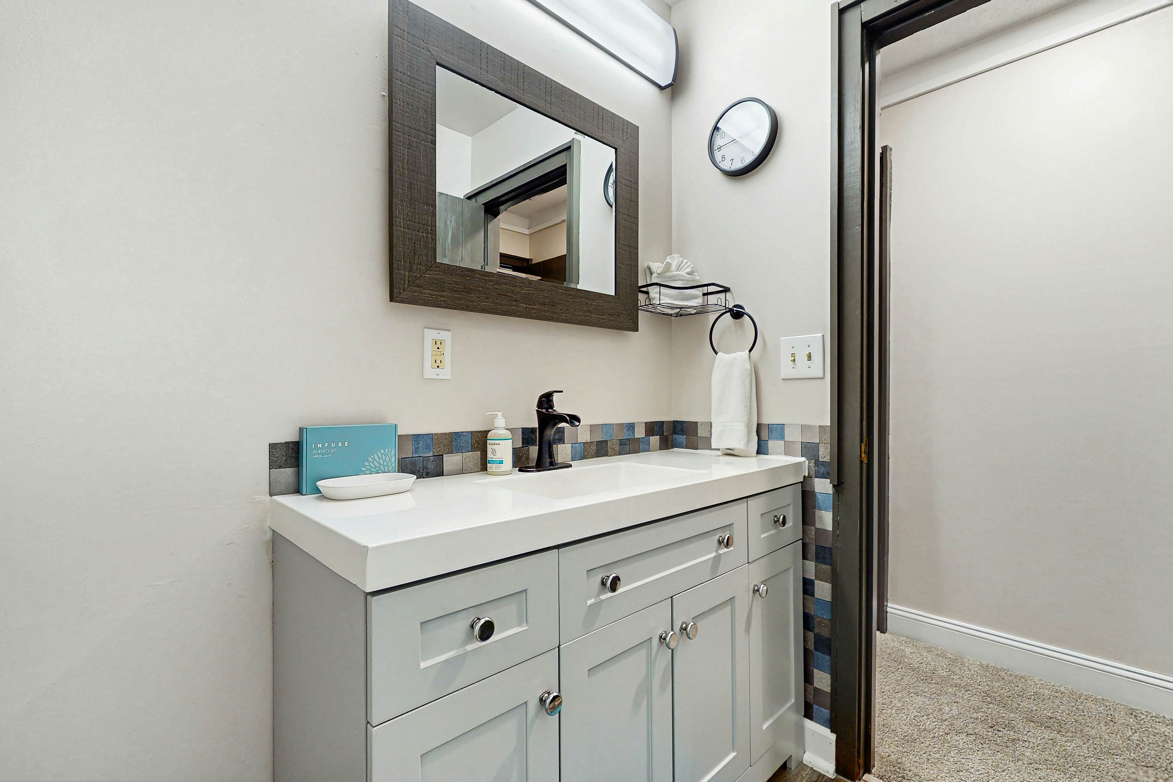 Cozy split level townhome w/community pool, Wi-Fi, gated community