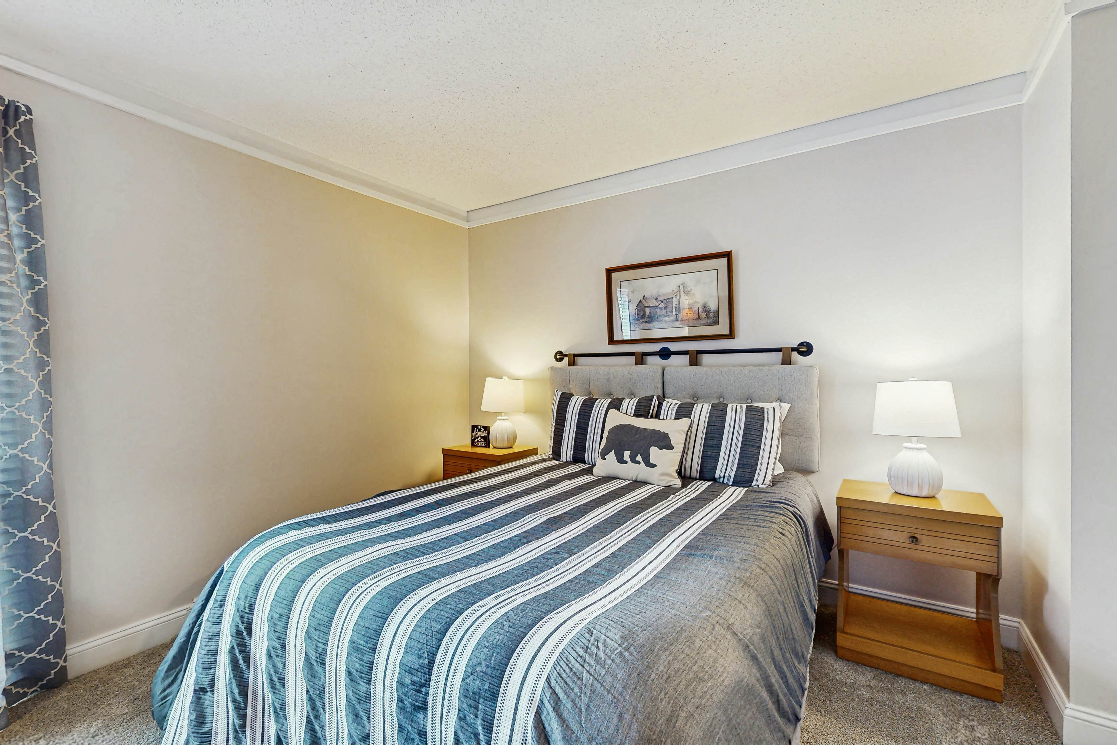 Cozy split level townhome w/community pool, Wi-Fi, gated community