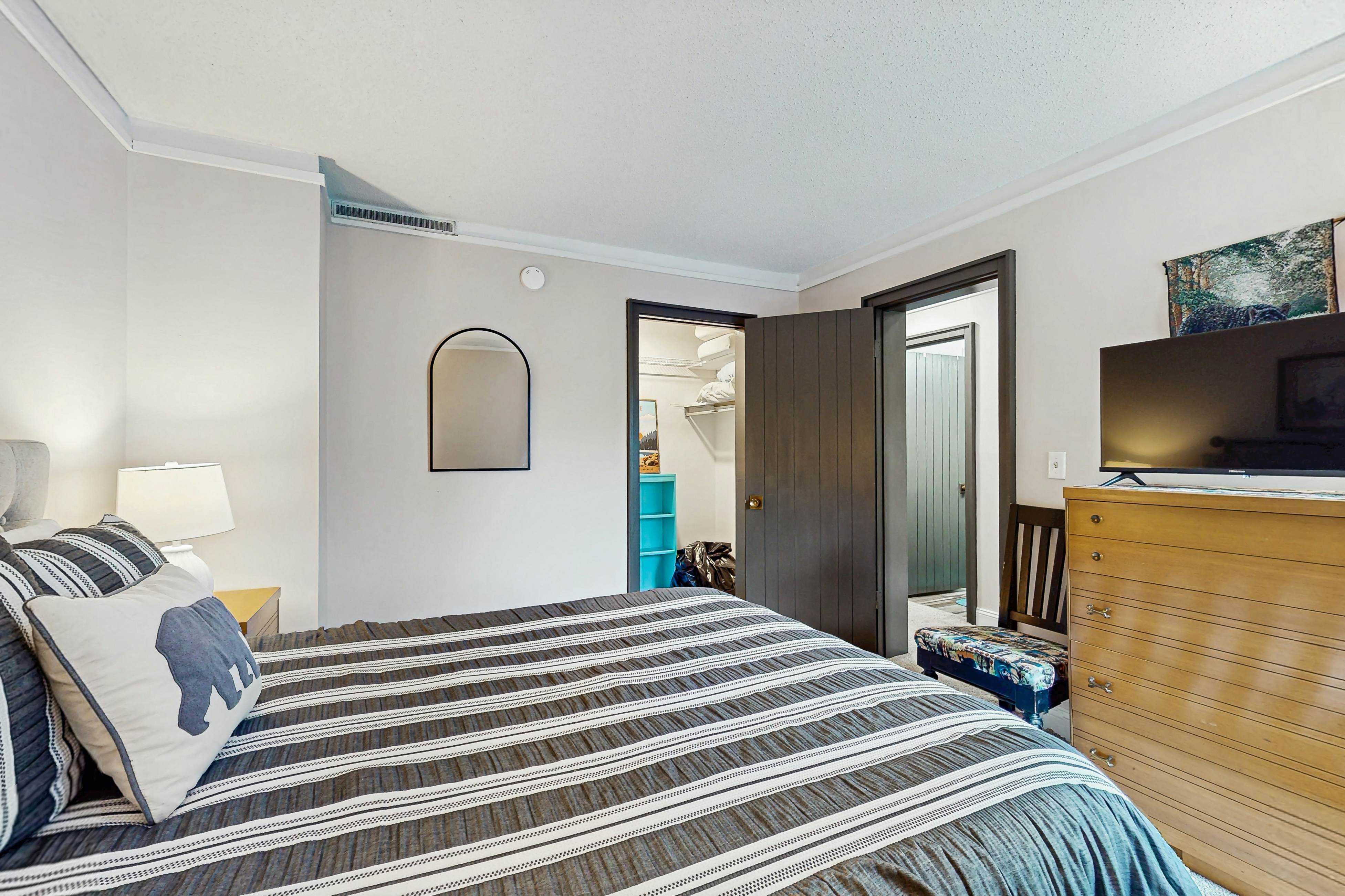 Cozy split level townhome w/community pool, Wi-Fi, gated community