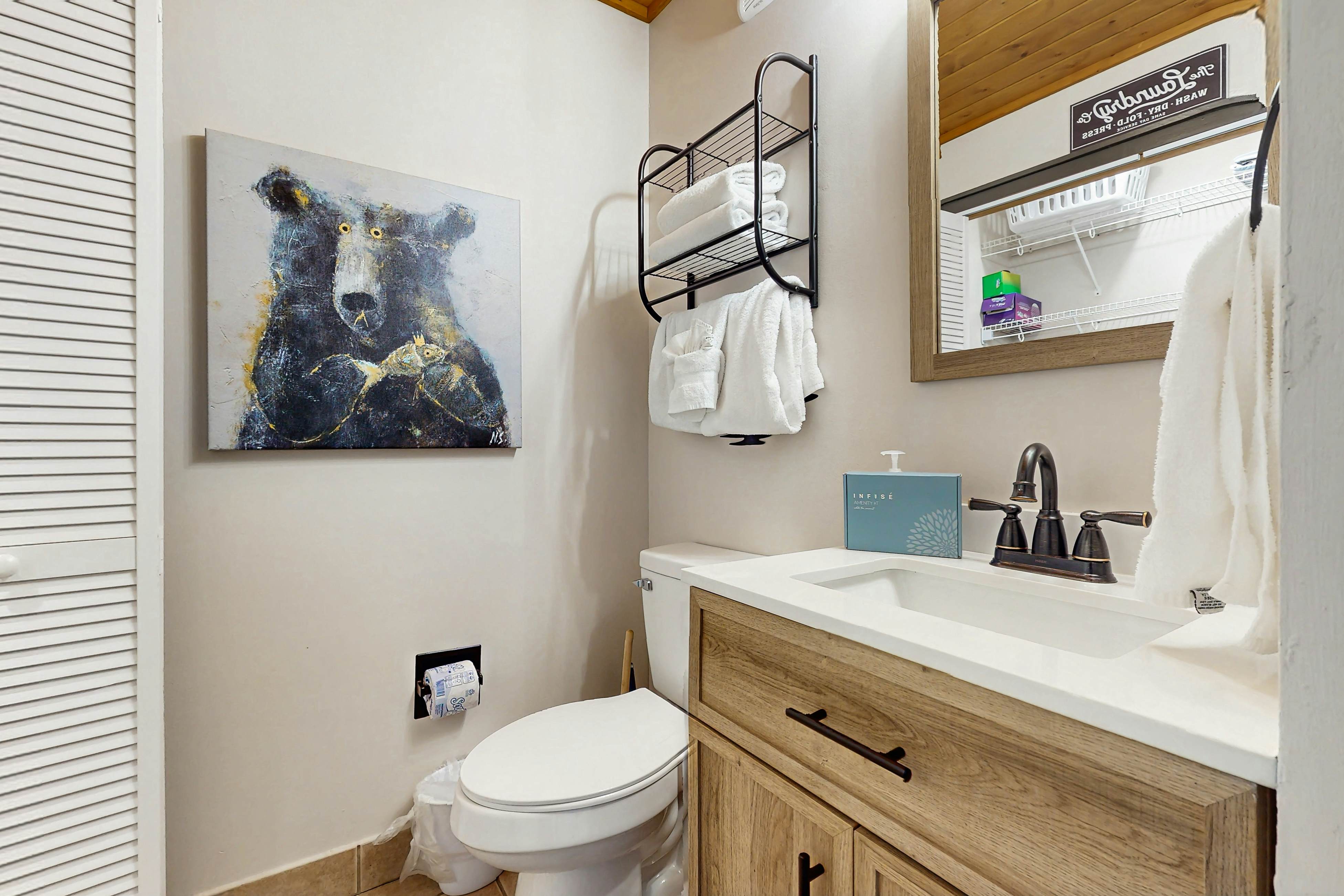 Cozy split level townhome w/community pool, Wi-Fi, gated community