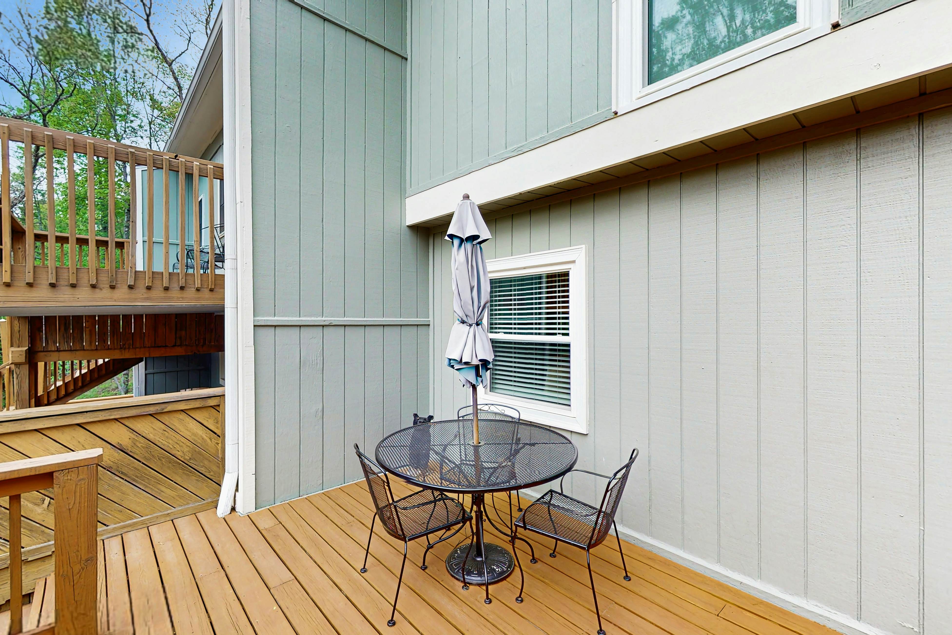 Cozy split level townhome w/community pool, Wi-Fi, gated community