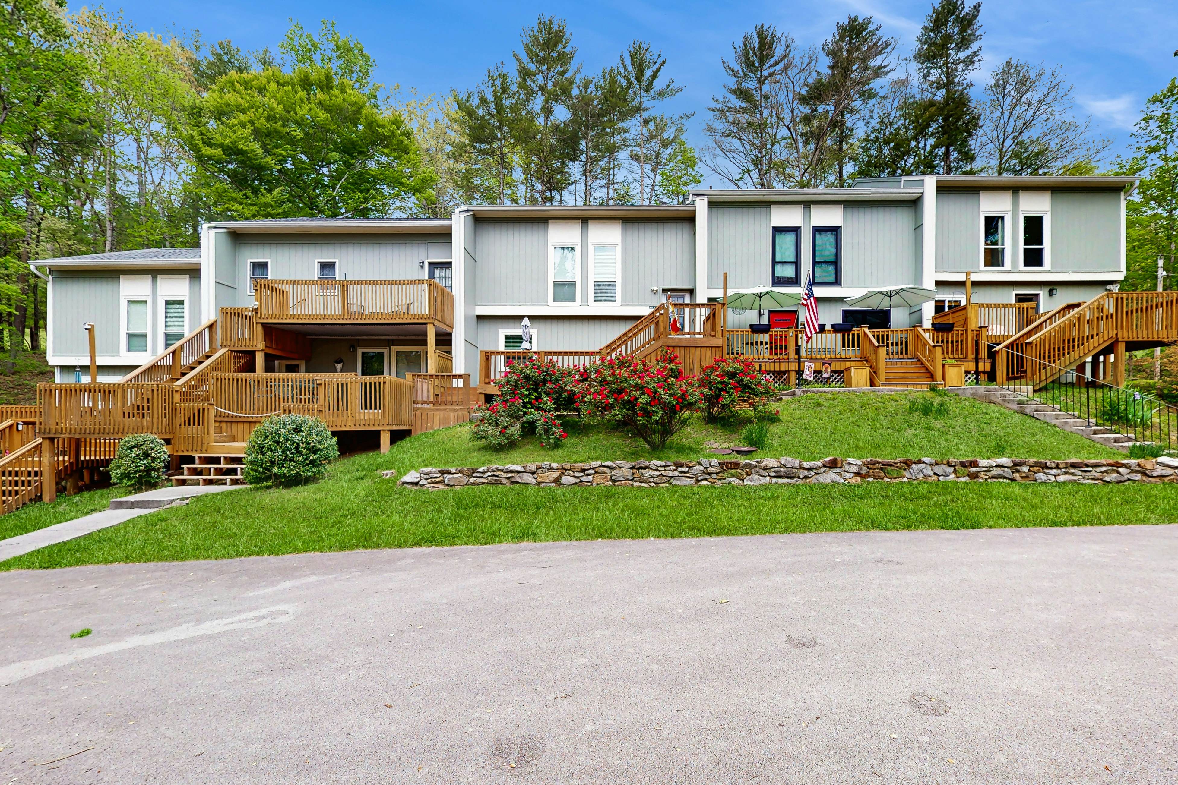 Cozy split level townhome w/community pool, Wi-Fi, gated community