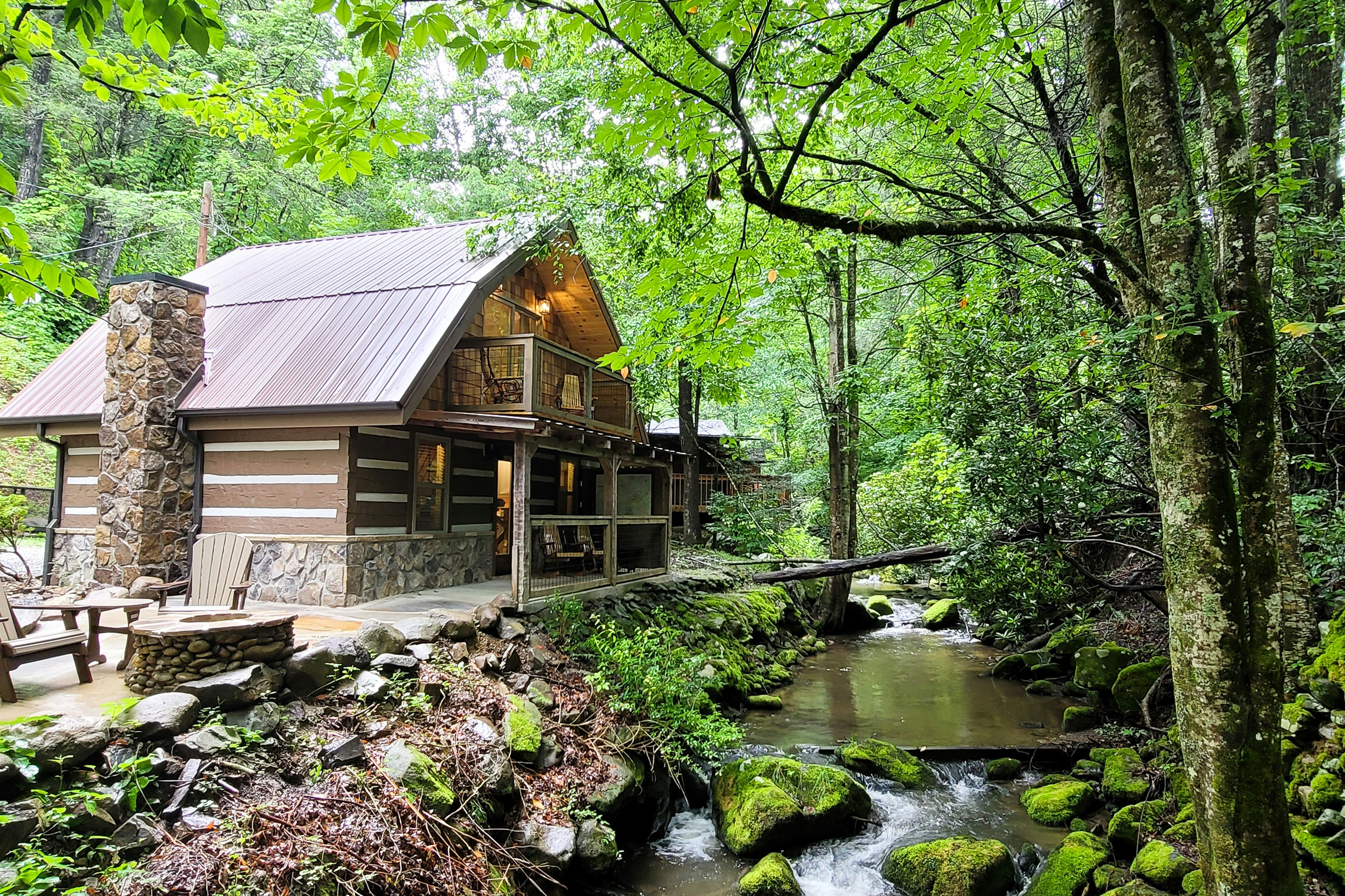 Creek Front Home, Sleeps 6・Fire pit・Forest Setting