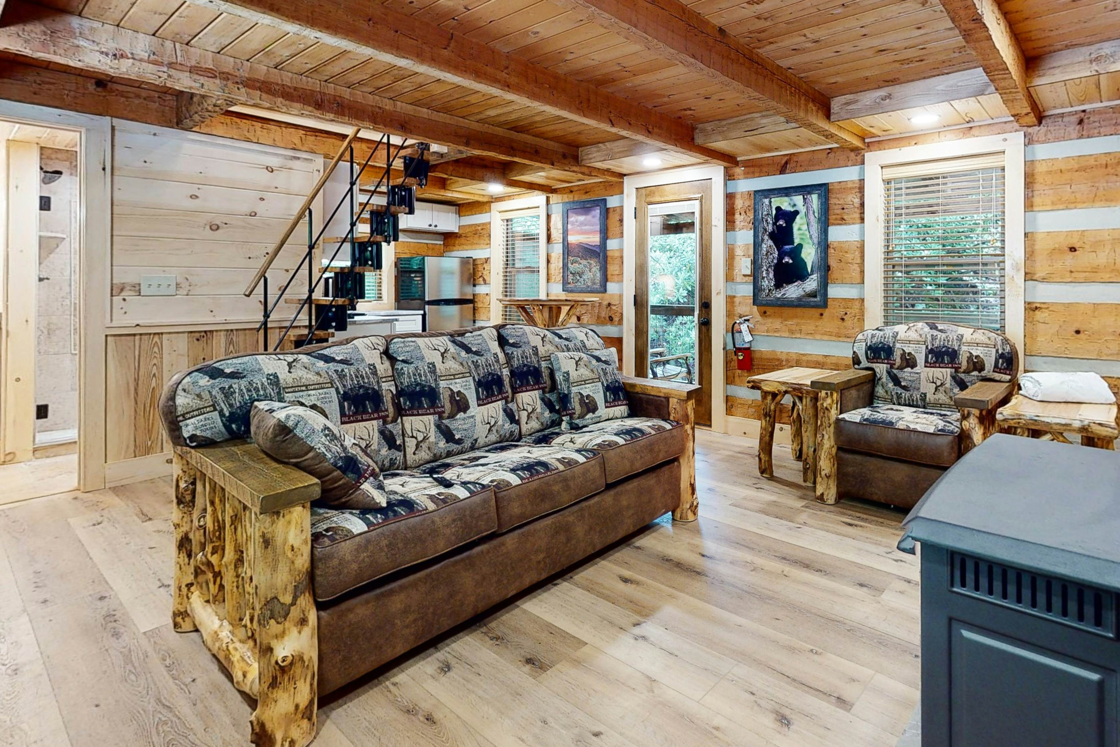 Creek Front Home, Sleeps 6・Fire pit・Forest Setting